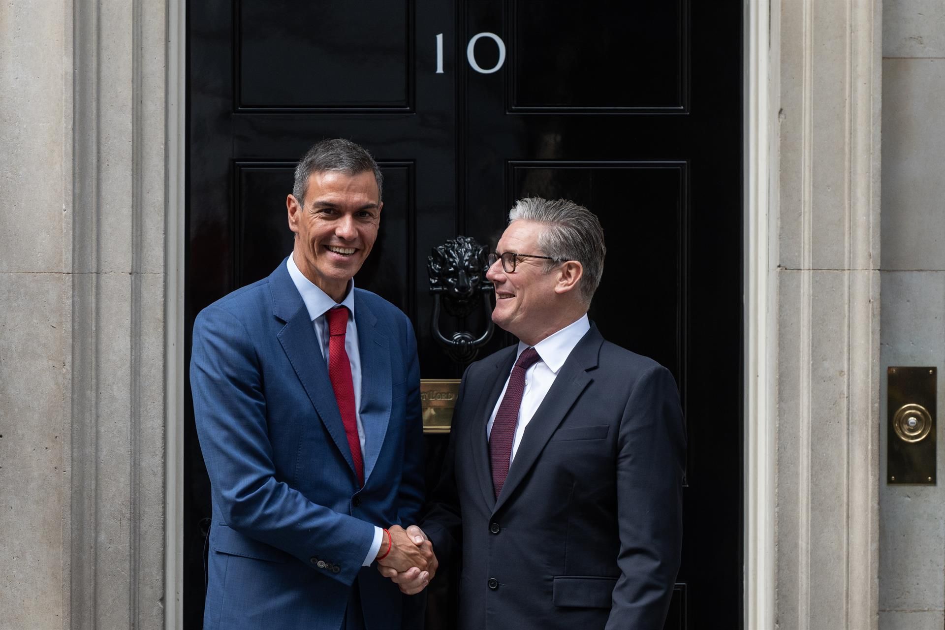 Pedro Sánchez y Keir Starmer muestran su buena sintonía tras el acuerdo sobre Gibraltar, del que no ofrecen novedades