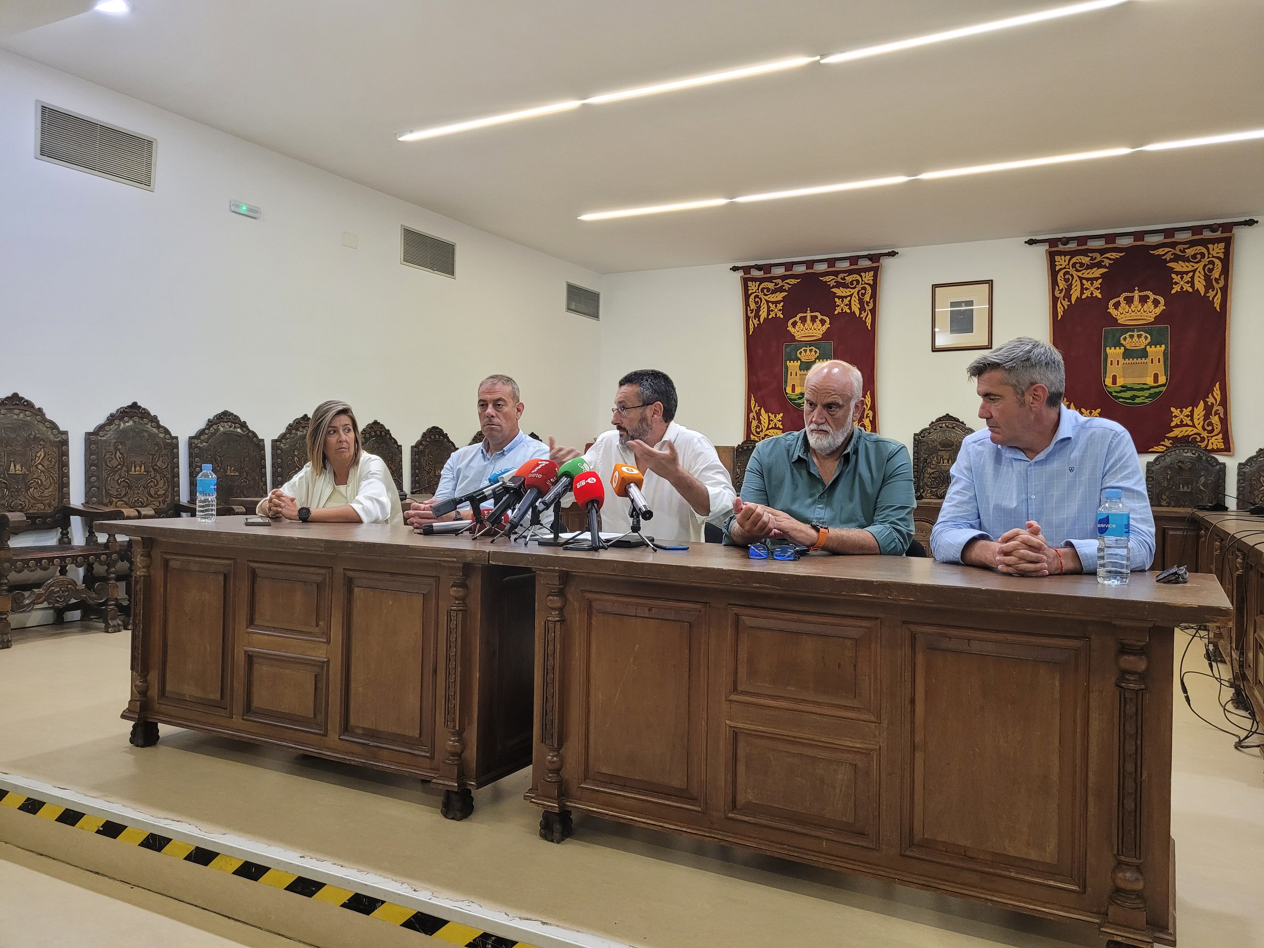 Juan Franco y concejales del Ayuntamiento de La Línea. Foto: David González.