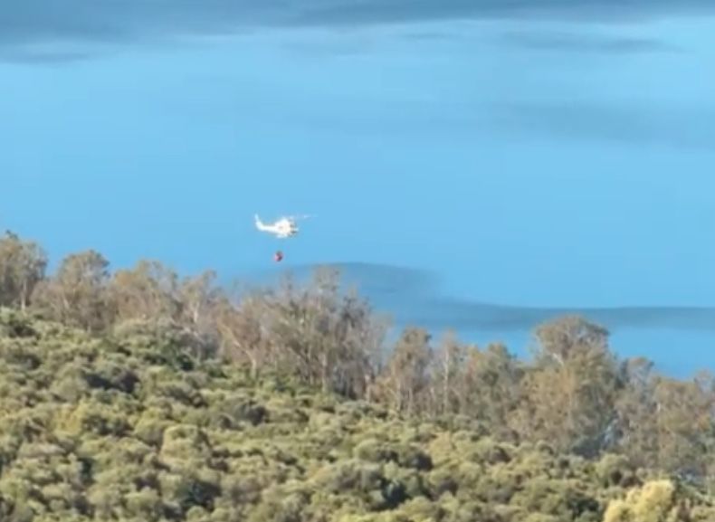 Un helicóptero cae en el embalse de Guadarranque sin causar heridos 