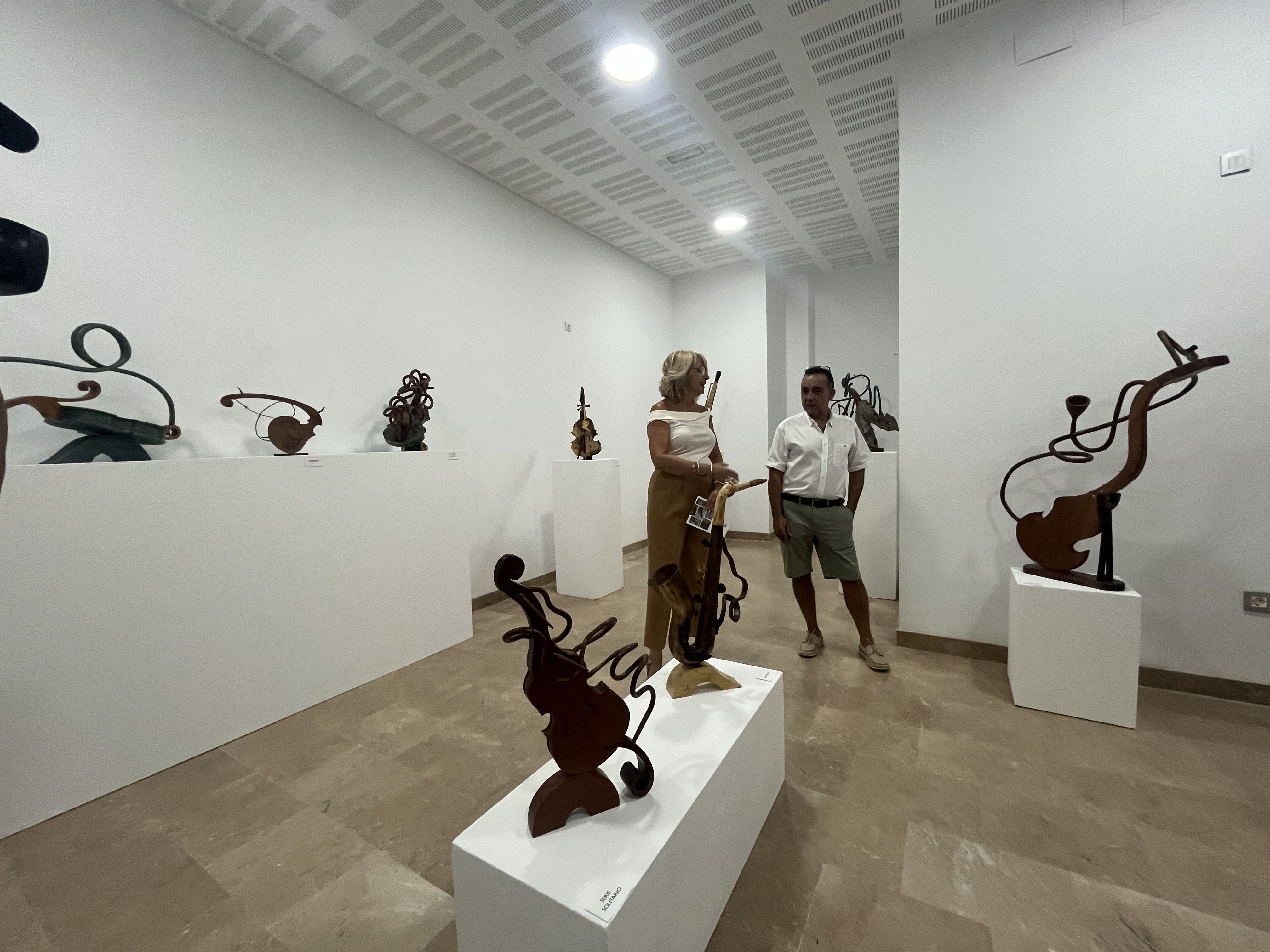 Cuando la madera y el arte se fusionan: así es la exposición de Gerardo Fernández en Algeciras