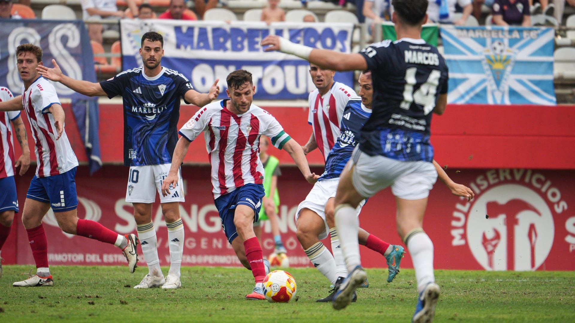 Iván Turrillo, rodeado de rivales. Titular: (0-0) Otra vez mejor imagen que resultado. Foto: Samu Maza. 