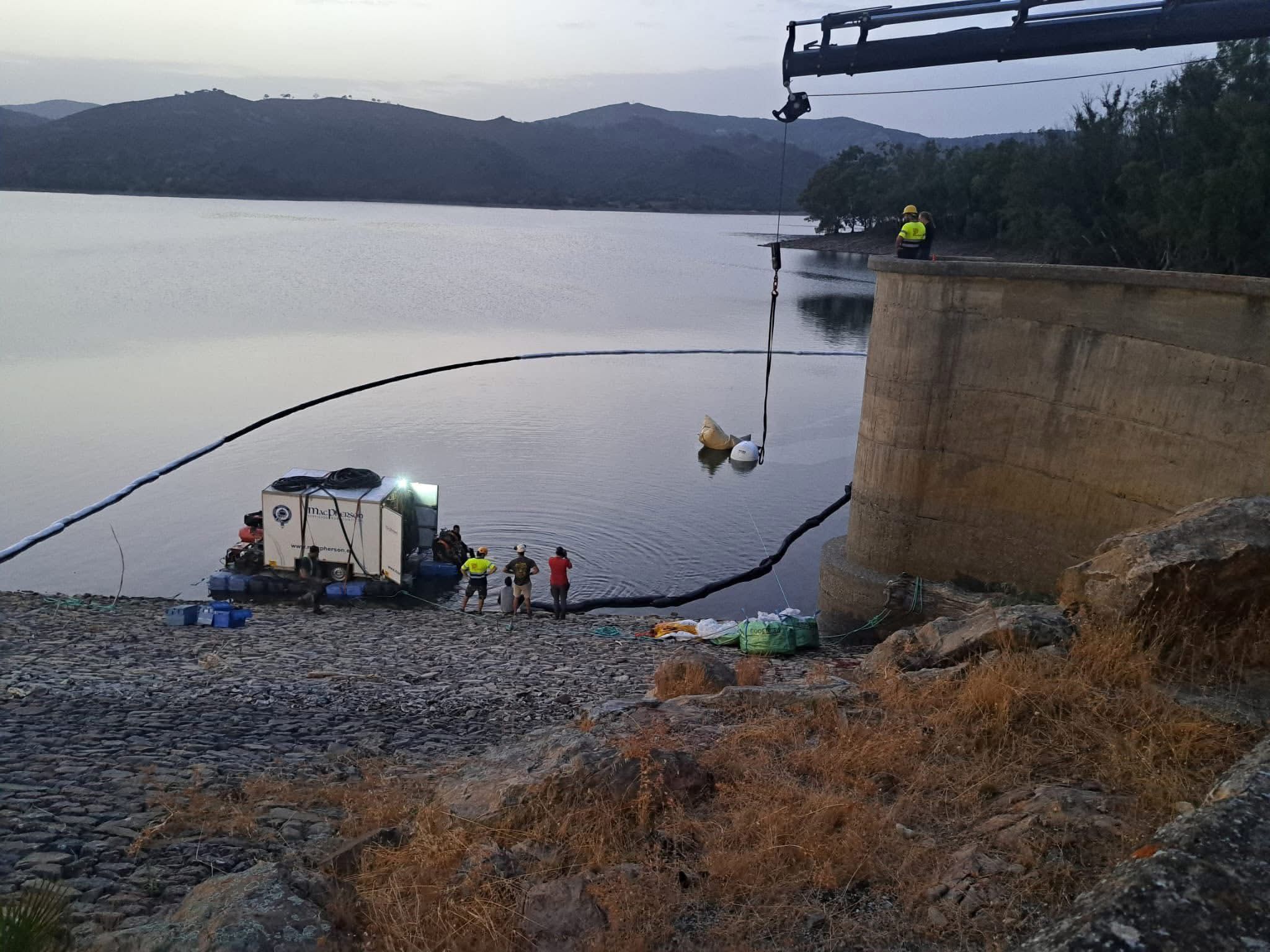 Imágenes de los trabajos para extraer el helicóptero accidentado el viernes en el pantano de Castellar. 