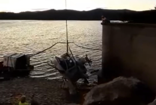 Extraen el helicóptero accidentado en el embalse de Guadarranque 