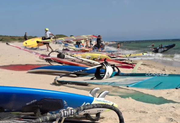 Playa de Bolonia en agosto de este año 2025. - APBA. Empresarios de Tarifa proponen al Ayuntamiento un nuevo sistema para los deportes de viento en el litoral