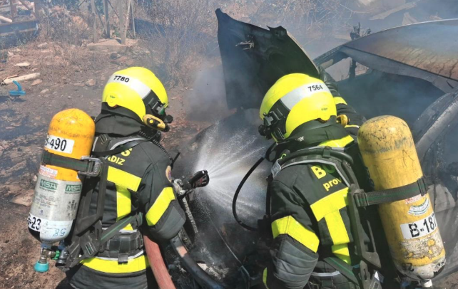 Bomberos sofocan el incendio de dos vehículos en La Línea