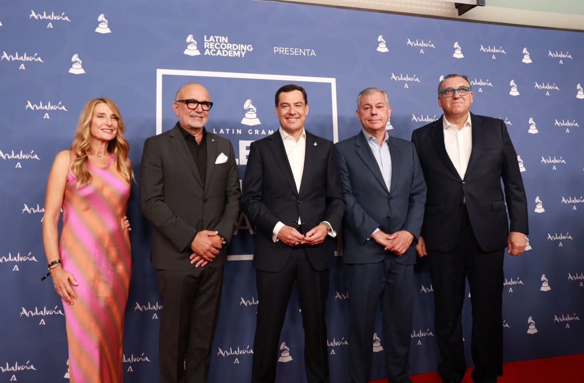 El presidente de la Junta de Andalucía, Juanma Moreno, (c) en el evento 'Latin Grammy Celebra: La Música de Andalucía'. - ROCÍO RUZ / EUROPA PRESS