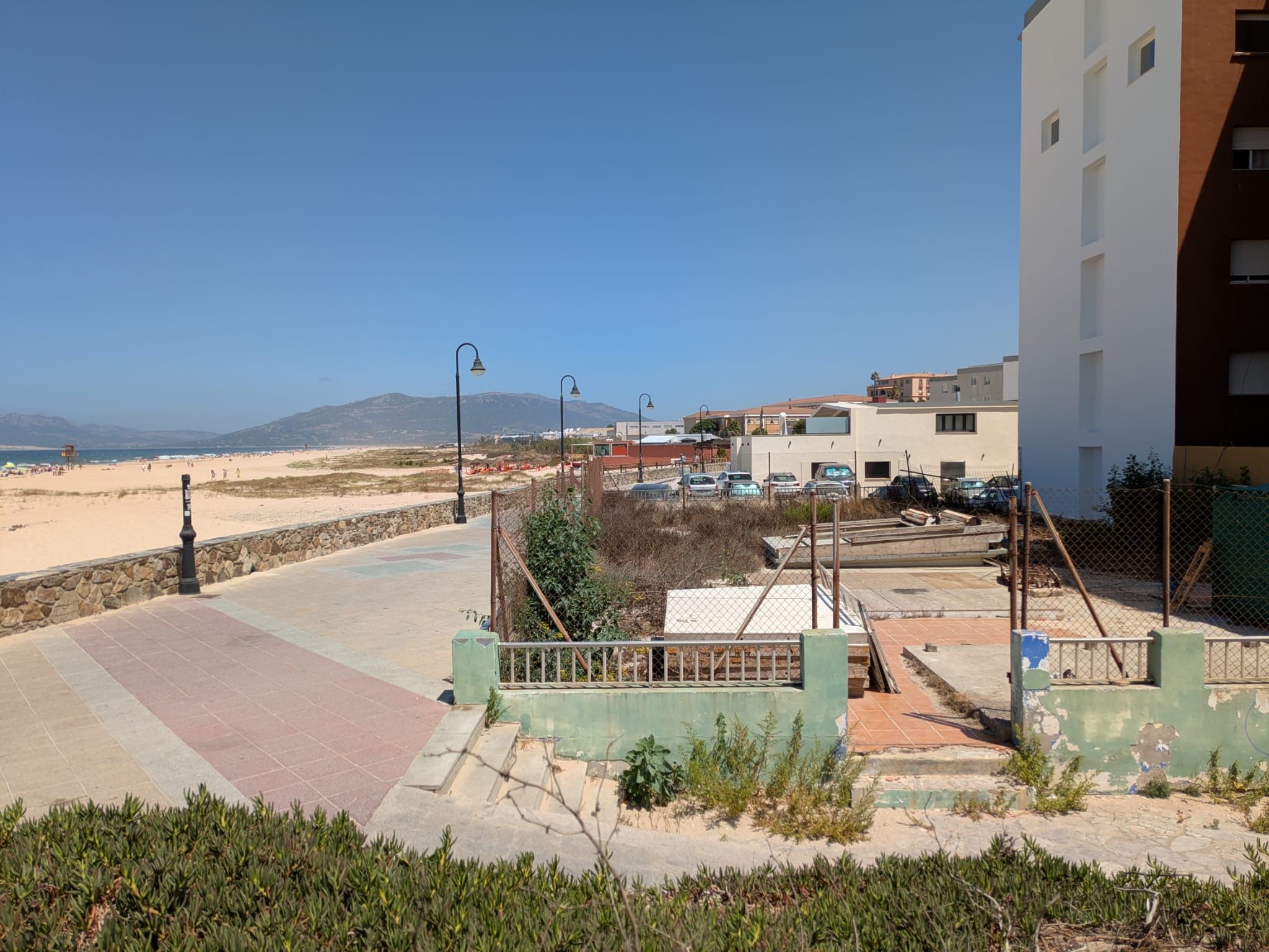 La plataforma 'Tarifa no se vende' denuncia el "vertedero ilegal" de un solar en el Paseo Marítimo
