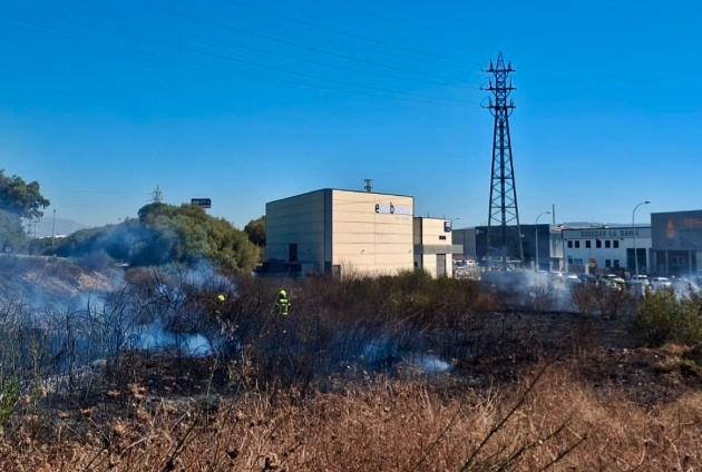 Bomberos intervienen en un incendio de pastos en La Menacha 