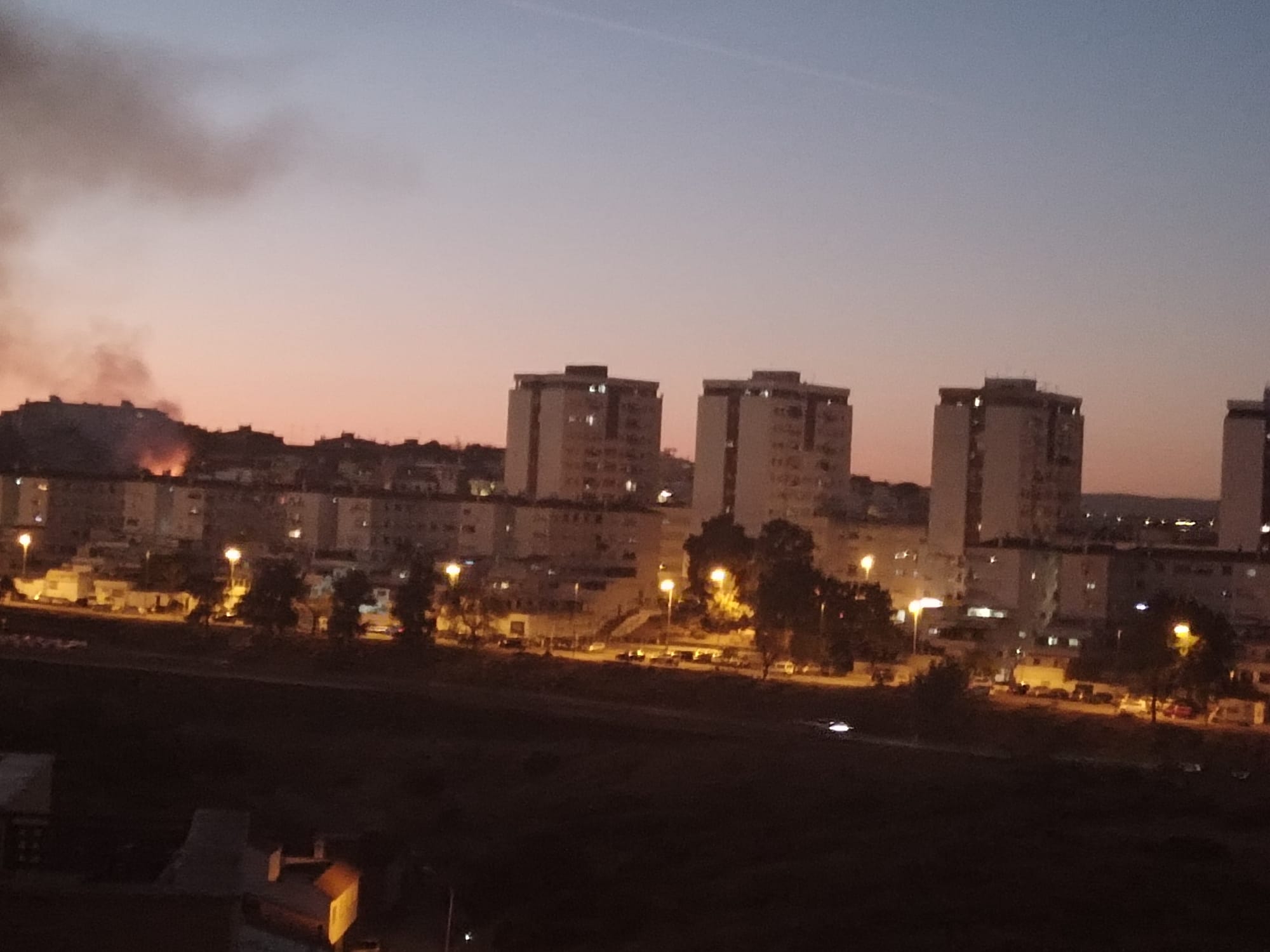 Bomberos intervienen en un incendio de pasto en Cortijo Vides