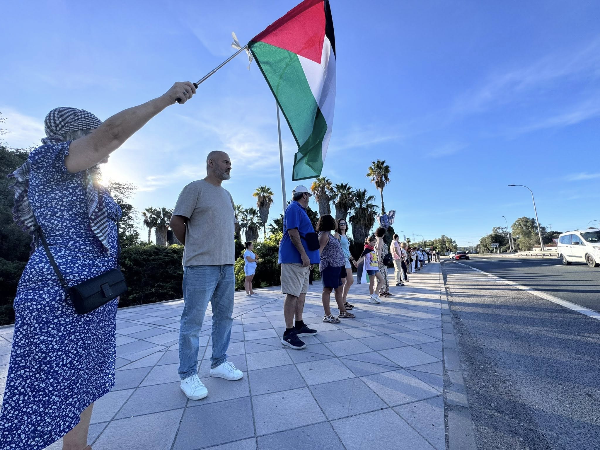 Una cadena humana recorre Puente Mayorga y Campamento en apoyo a la flotilla solidaria con Gaza