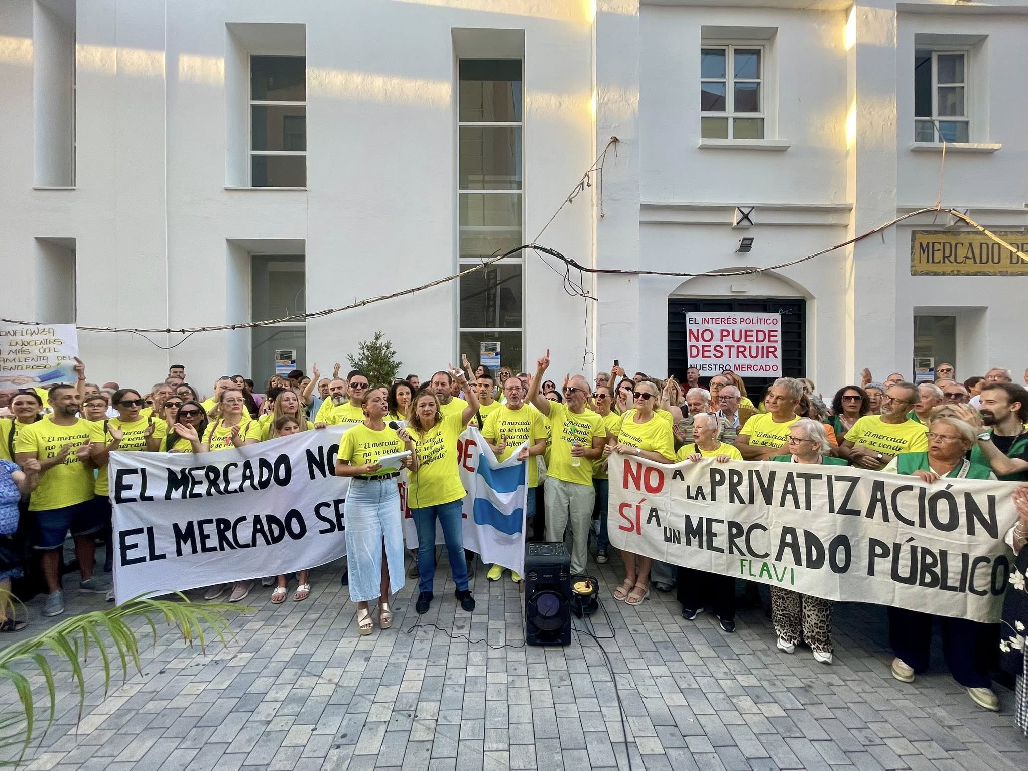 Los comerciantes del mercado exigen en La Línea "condiciones justas" para regresar al edificio renovado. Foto: S.F. / 8Directo