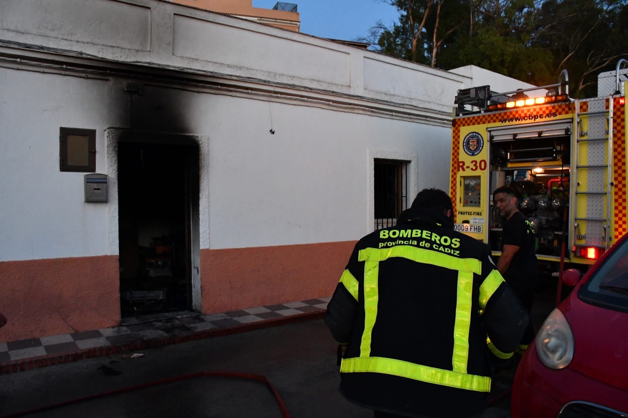 Un hombre pierde su vivienda en un incendio en San Enrique