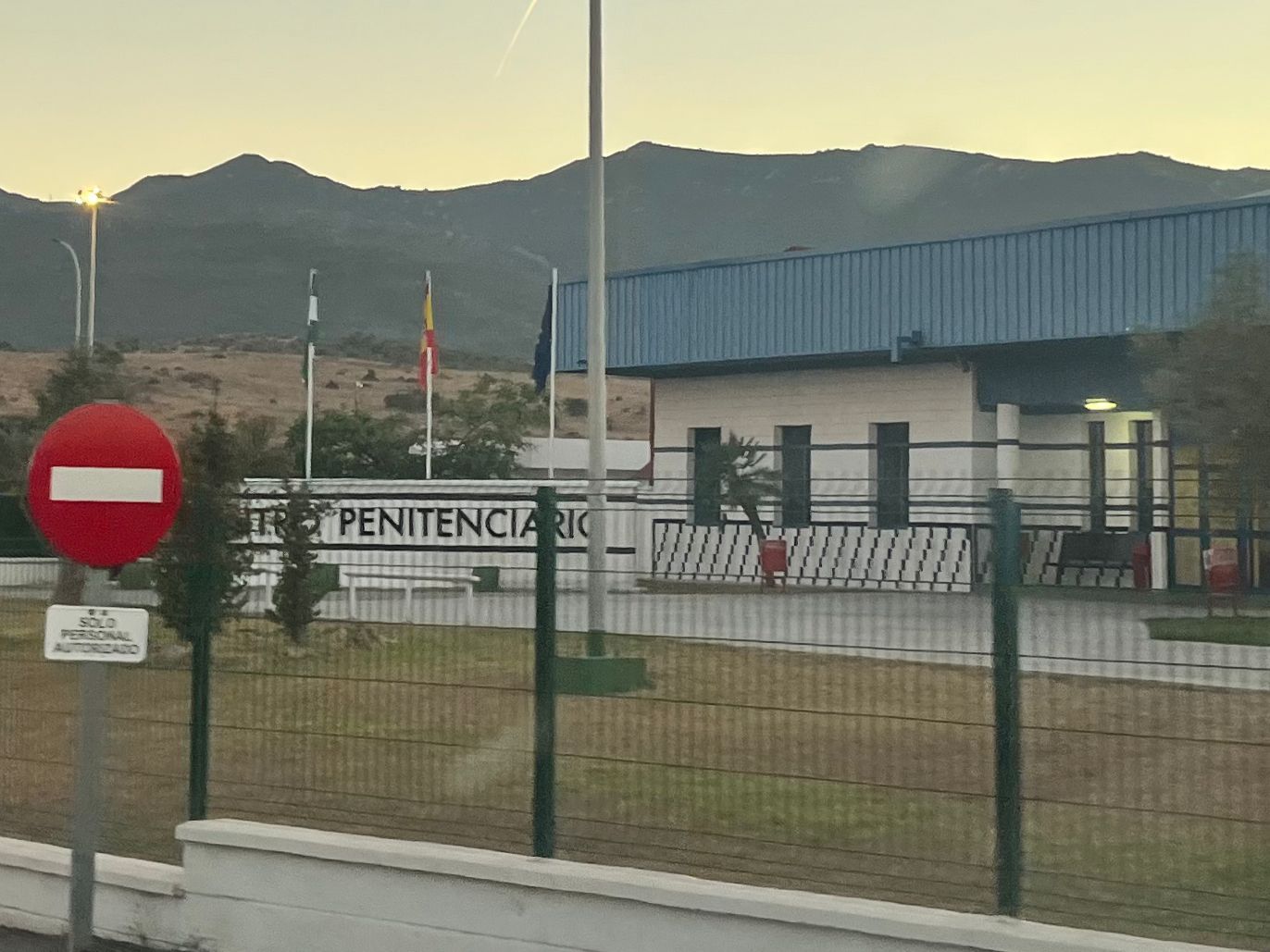 Detenido en Botafuegos un padre que intentó introducir drogas para su hijo preso