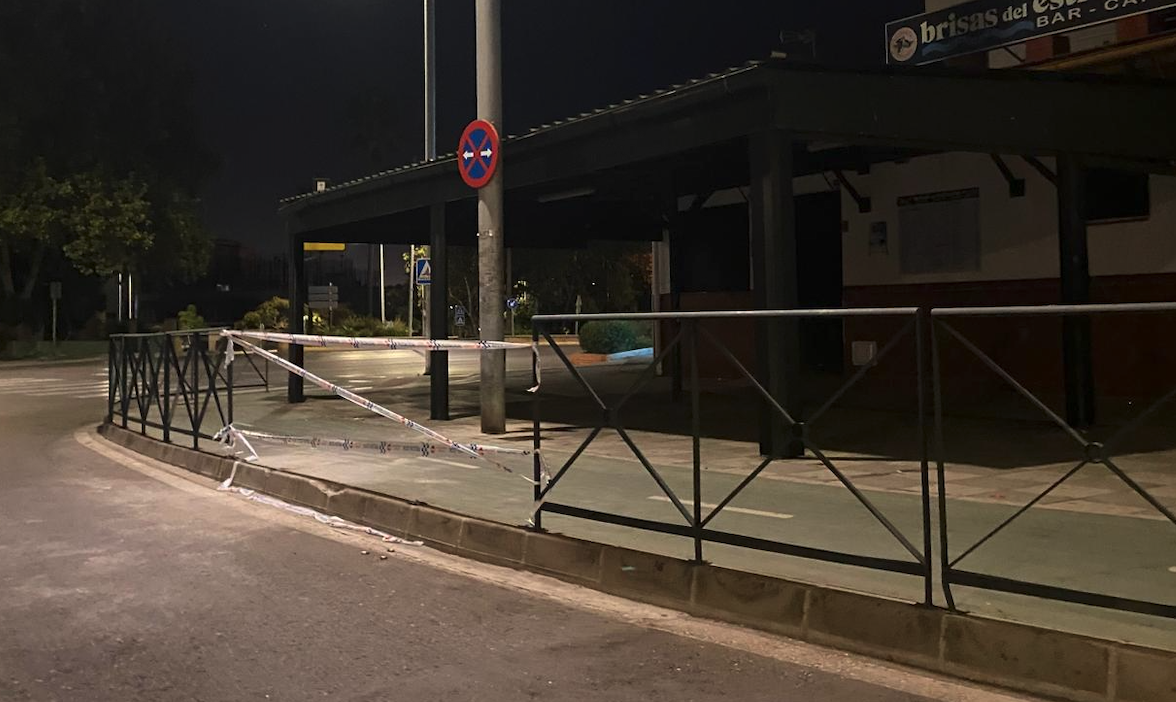 Un vehículo colisiona contra la valla del carril bici en la rotonda de La Pandereta. Imagen: D. P. 