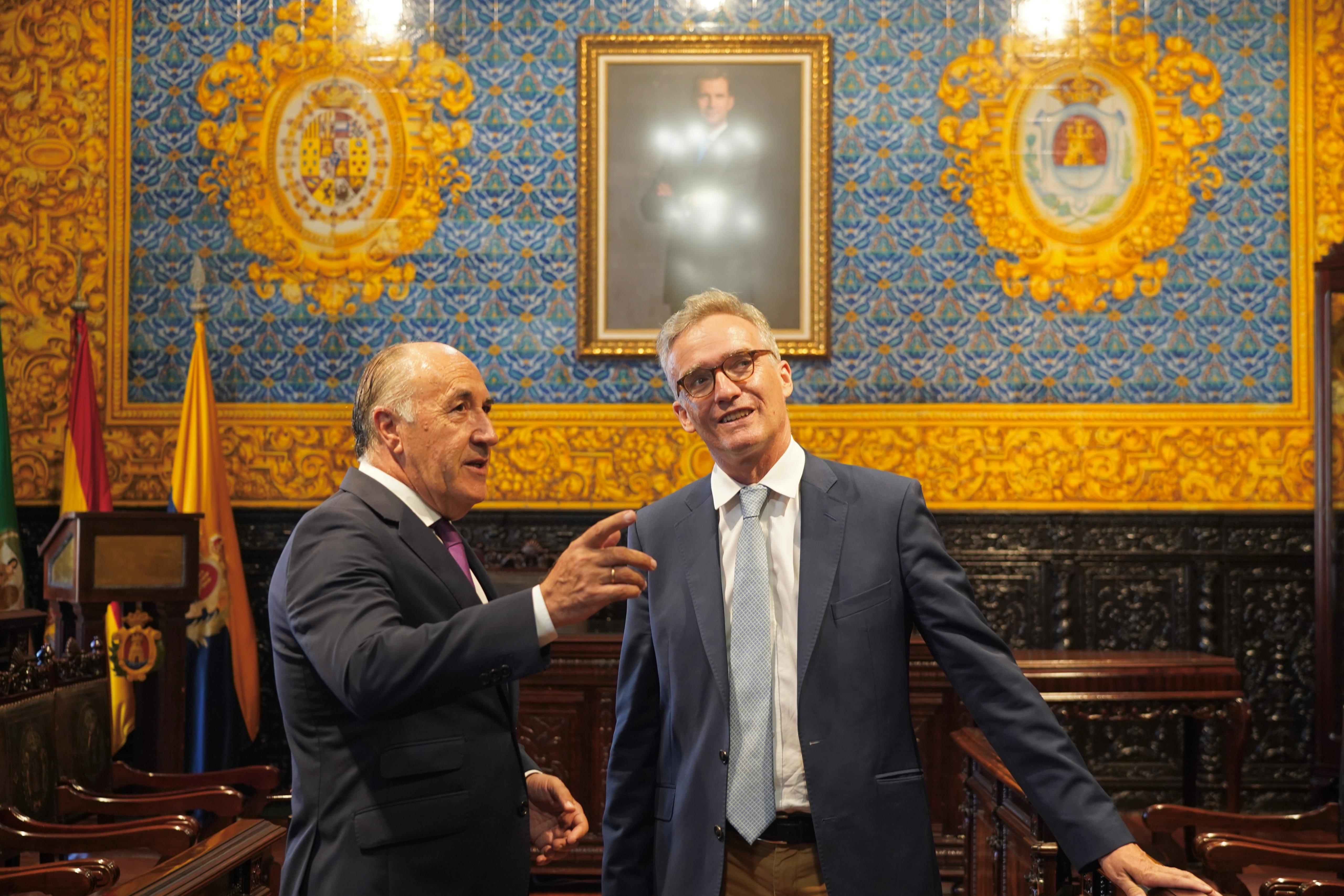 Landaluce pide "claridad" al embajador británico sobre el futuro del Campo de Gibraltar. Foto de la visita del embajador al Ayuntamiento.