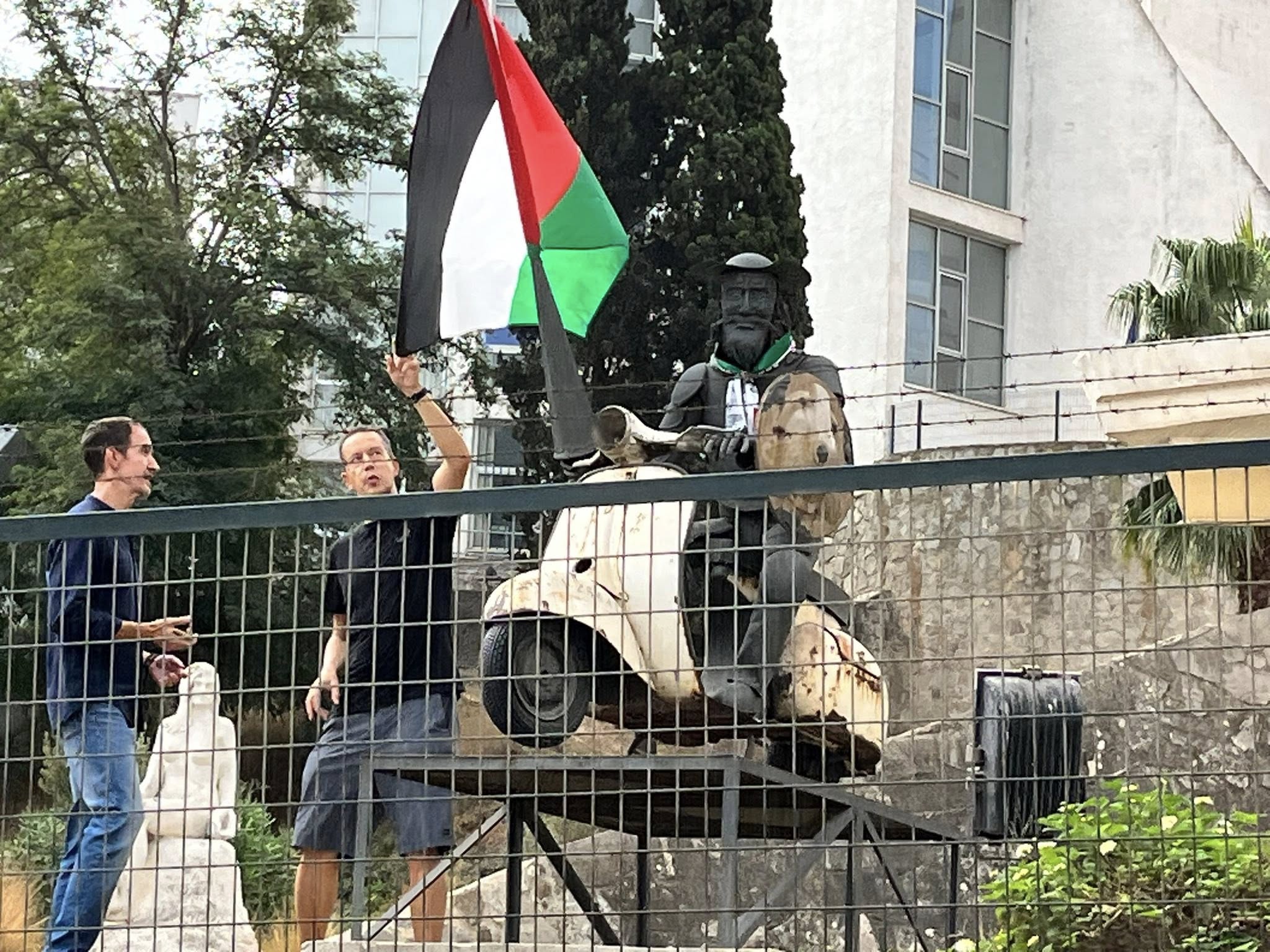 Retiran la bandera palestina del Quijote en Vespa por orden de la Policía Local de Algeciras. Foto: F.M. 