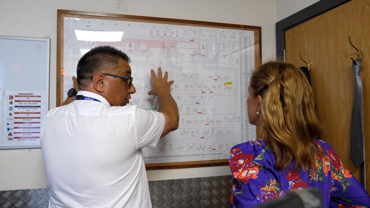  El Gobierno de Gibraltar estudia acciones legales contra el contratista que causó el gran apagón en el Peñón. Foto de la Ministra Gemma Arias Vasquez en la central eléctrica.