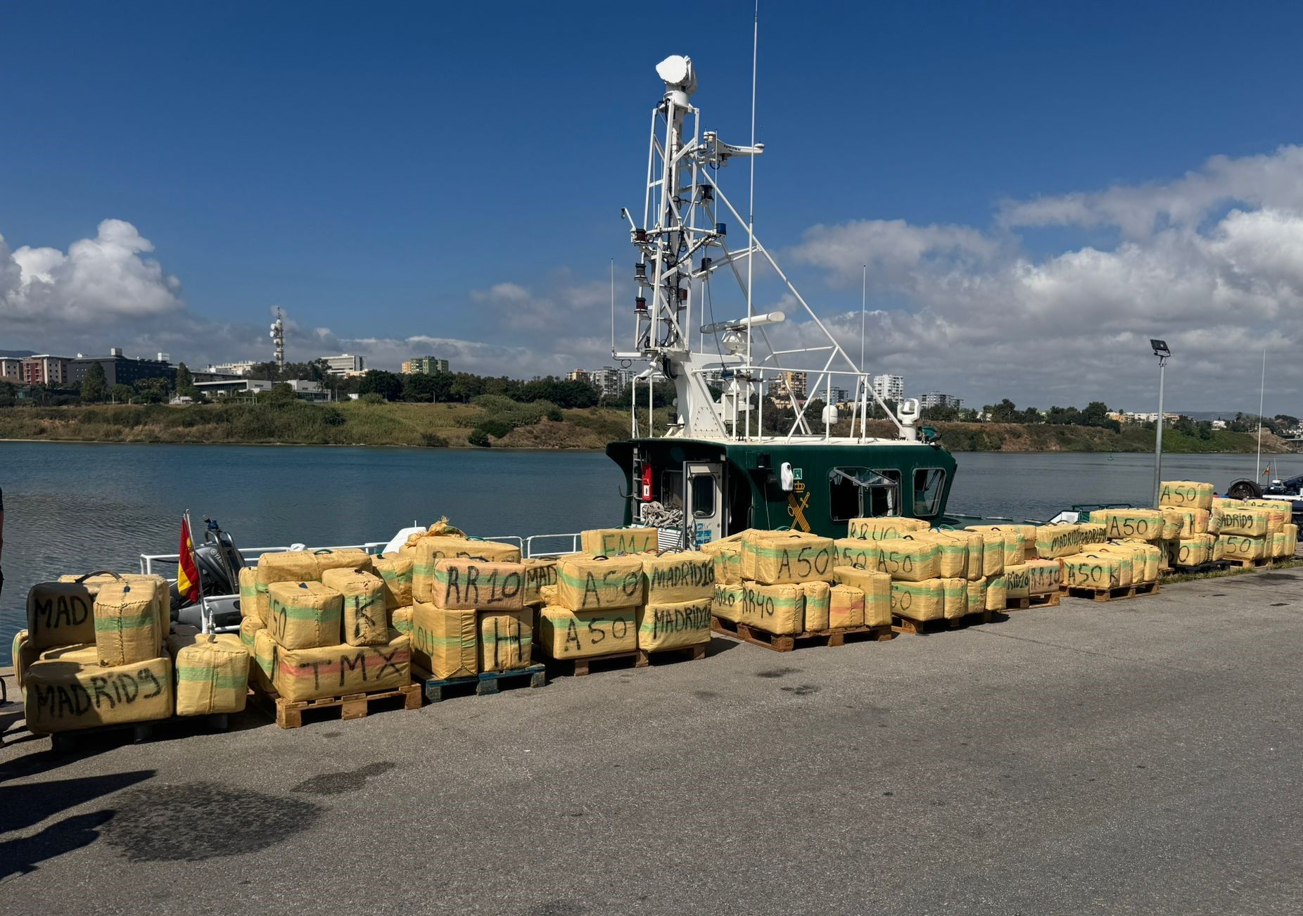 La Guardia Civil frustra dos alijos en el Estrecho valorados en 9 millones. Foto: Guardia Civil.