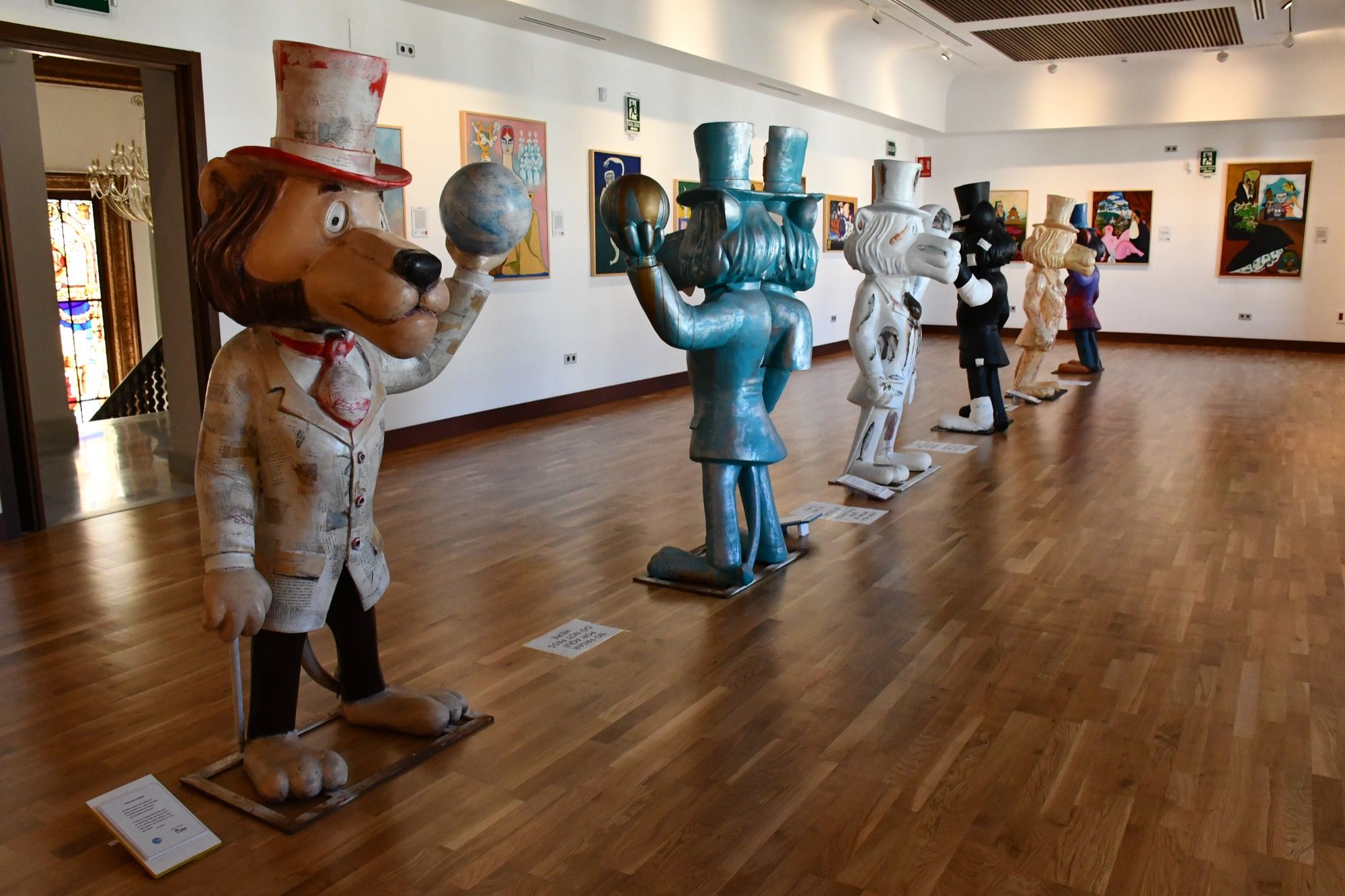 Unas 30 figuras de Willy Fog revestidas por artistas se exponen en San Roque de la mano de Apadis