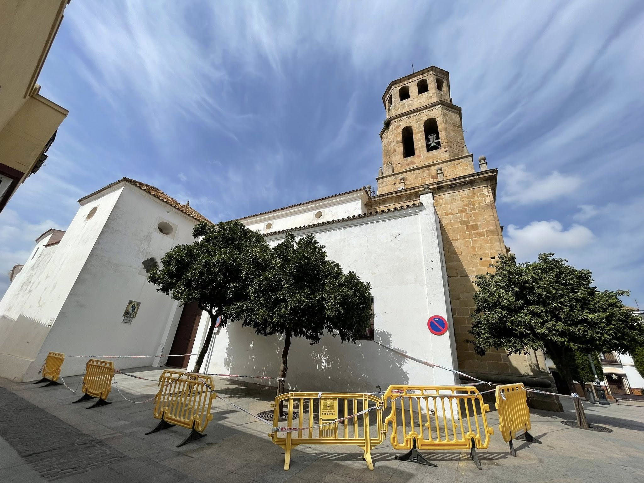 Acordonan el entorno de la Parroquia San Isidro de Los Barrios por un desprendimiento de la cornisa. Foto: S.F. / 8Directo