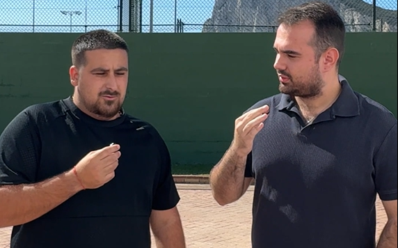 Imagen entrevista. Título: "La gente piensa que somos viciosos o "yonquis", pero esto es una enfermedad. El que sufre, lo hace en silencio".