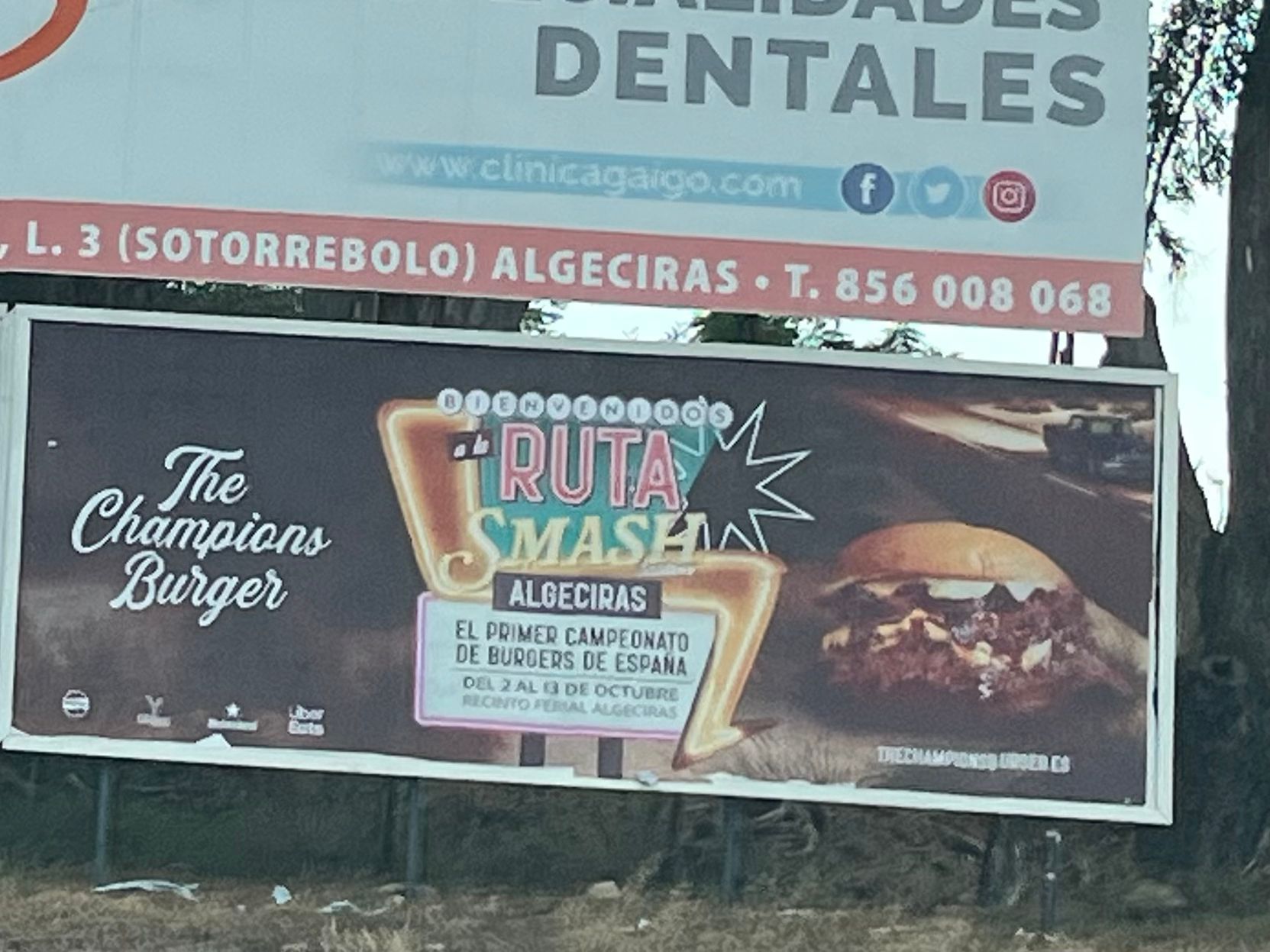 Imagen de 8Directo. Un cartel anuncia la celebración de la Champions Burguer en Algeciras