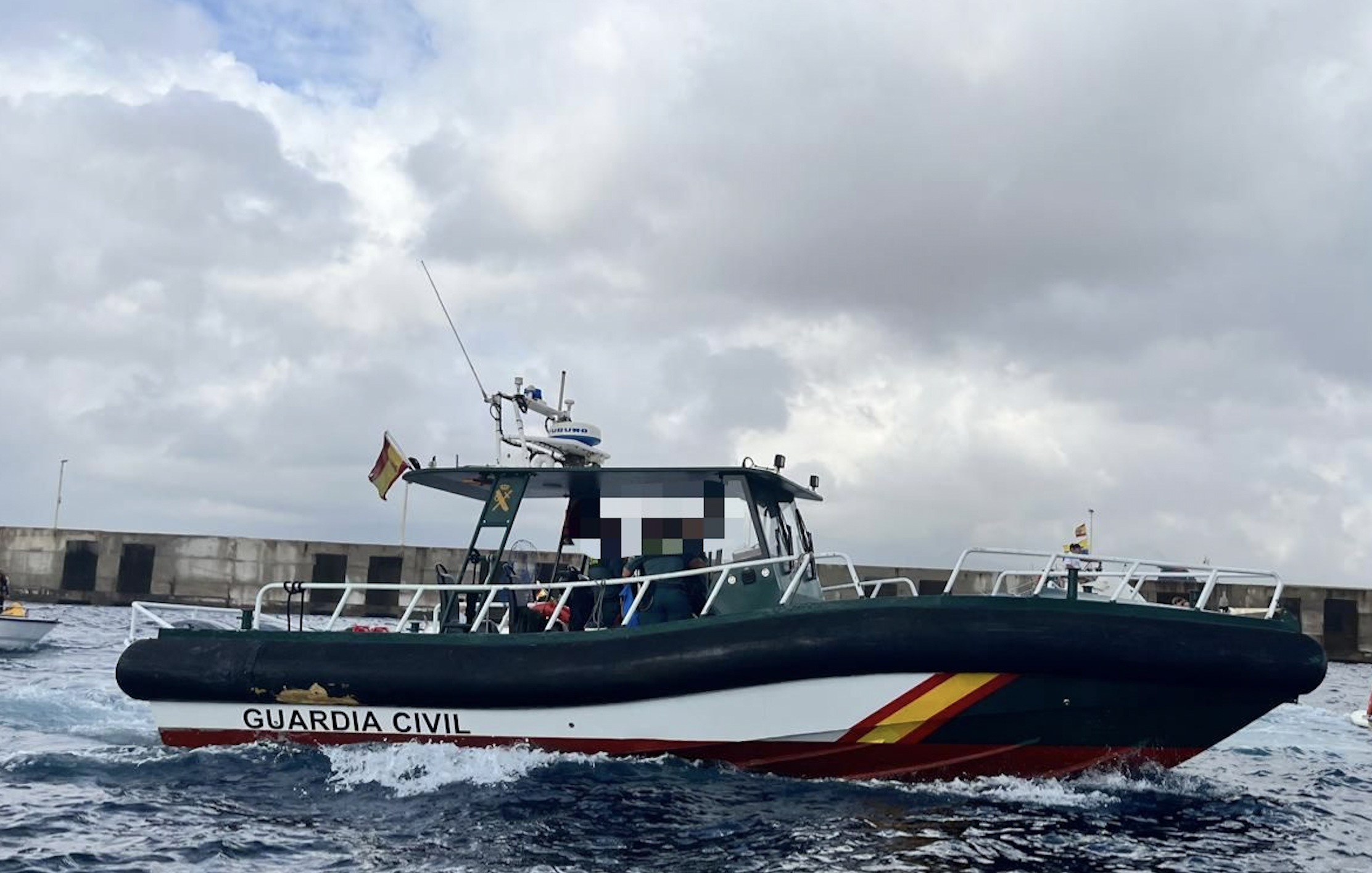 Patrullera 'Río Navia', que se vio envuelta en el incidente. Foto: F.M. Titular: El tripulante de una narcolancha muere tras una colisión con una embarcación de la Guardia Civil en Algeciras