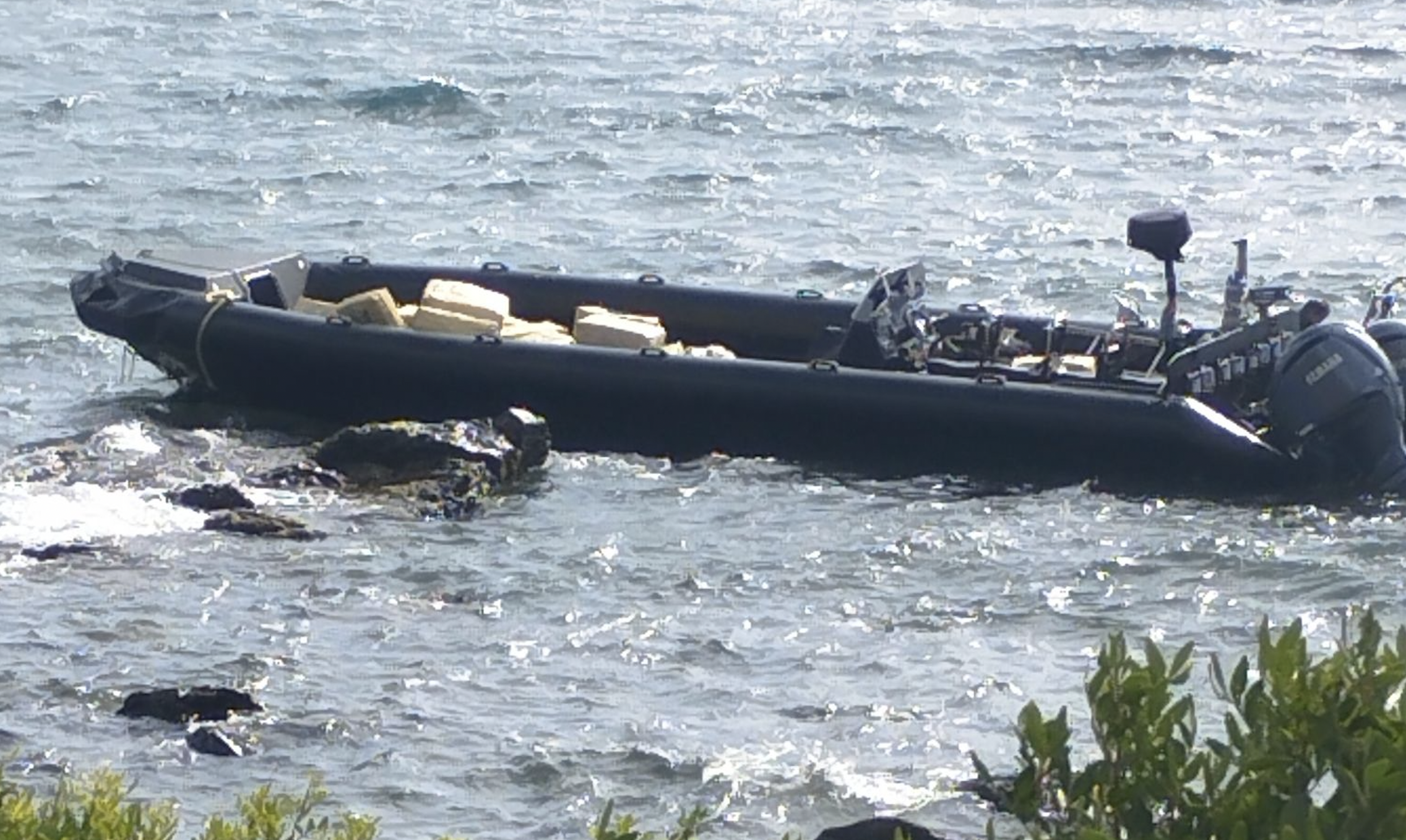 Una narcolancha con fardos de hachís, en Cala Arena, Algeciras. 