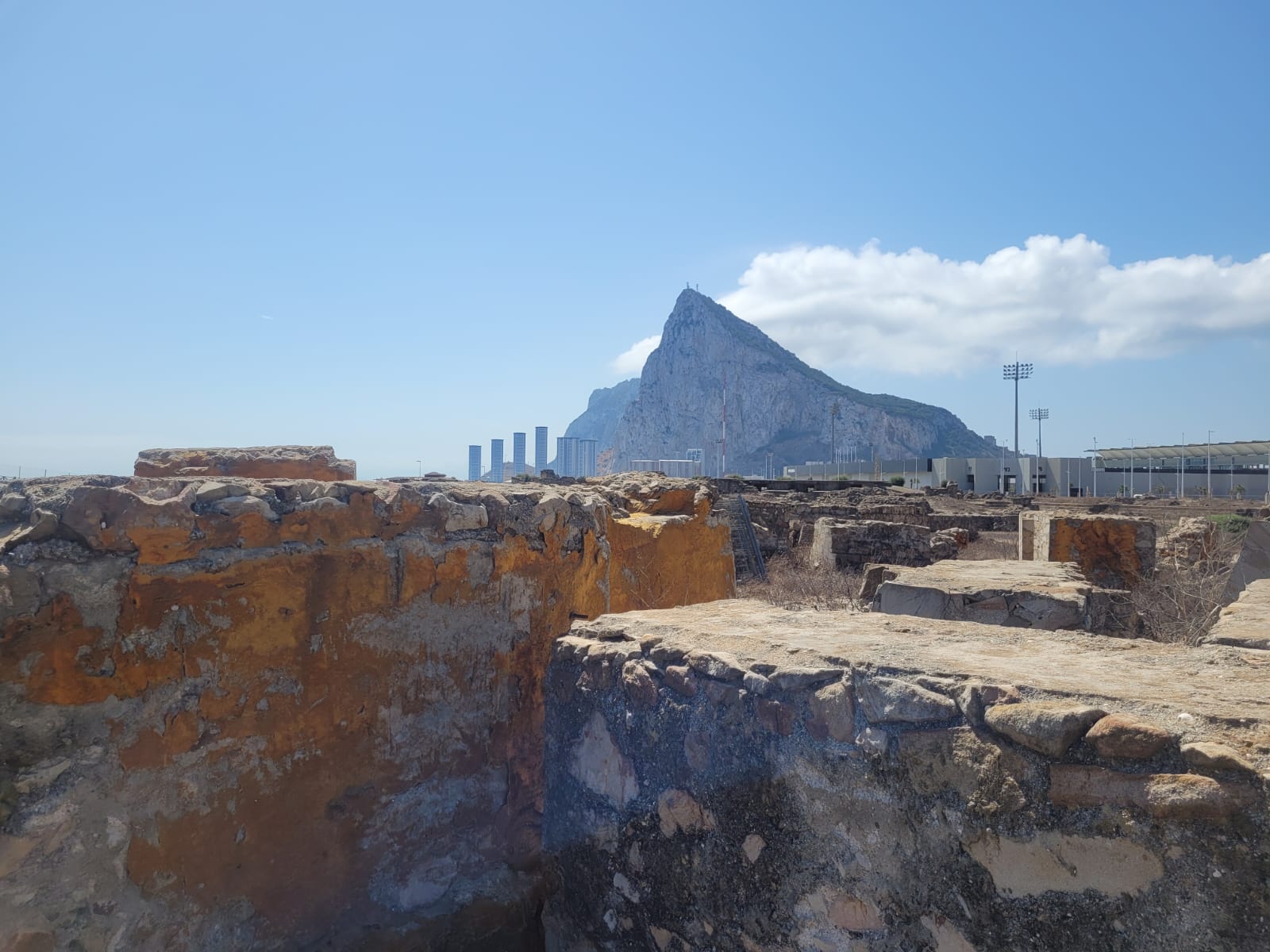 Fotografía del Fuerte de Santa Bárbara previa a las obras. Fotografía del Fuerte de Santa Bárbara previa a las obras.