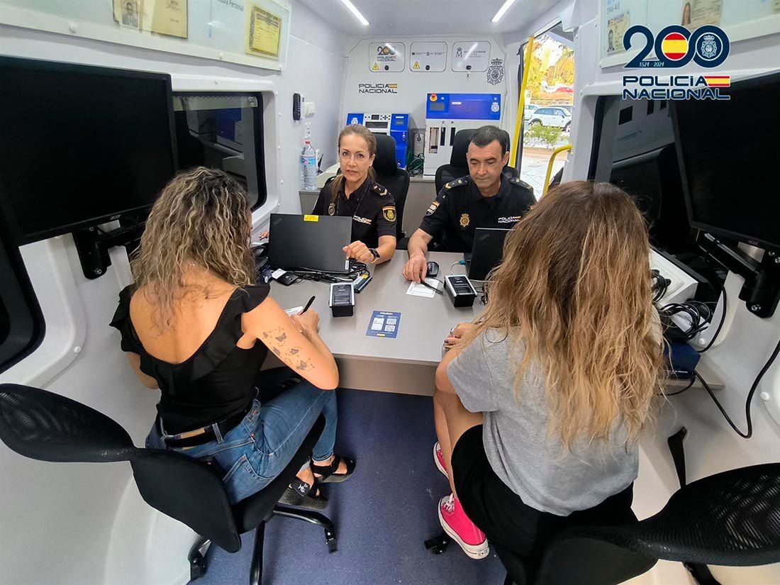 Imagen del dispositivo móvil para renovar u obtener el DNI. La Policía Nacional habilita un dispositivo móvil para renovar el DNI en Tesorillo