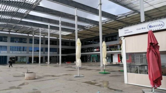 Dos detenidos por robar en un bar de la Plaza de Andalucía tras fracturar la puerta con una alcantarilla