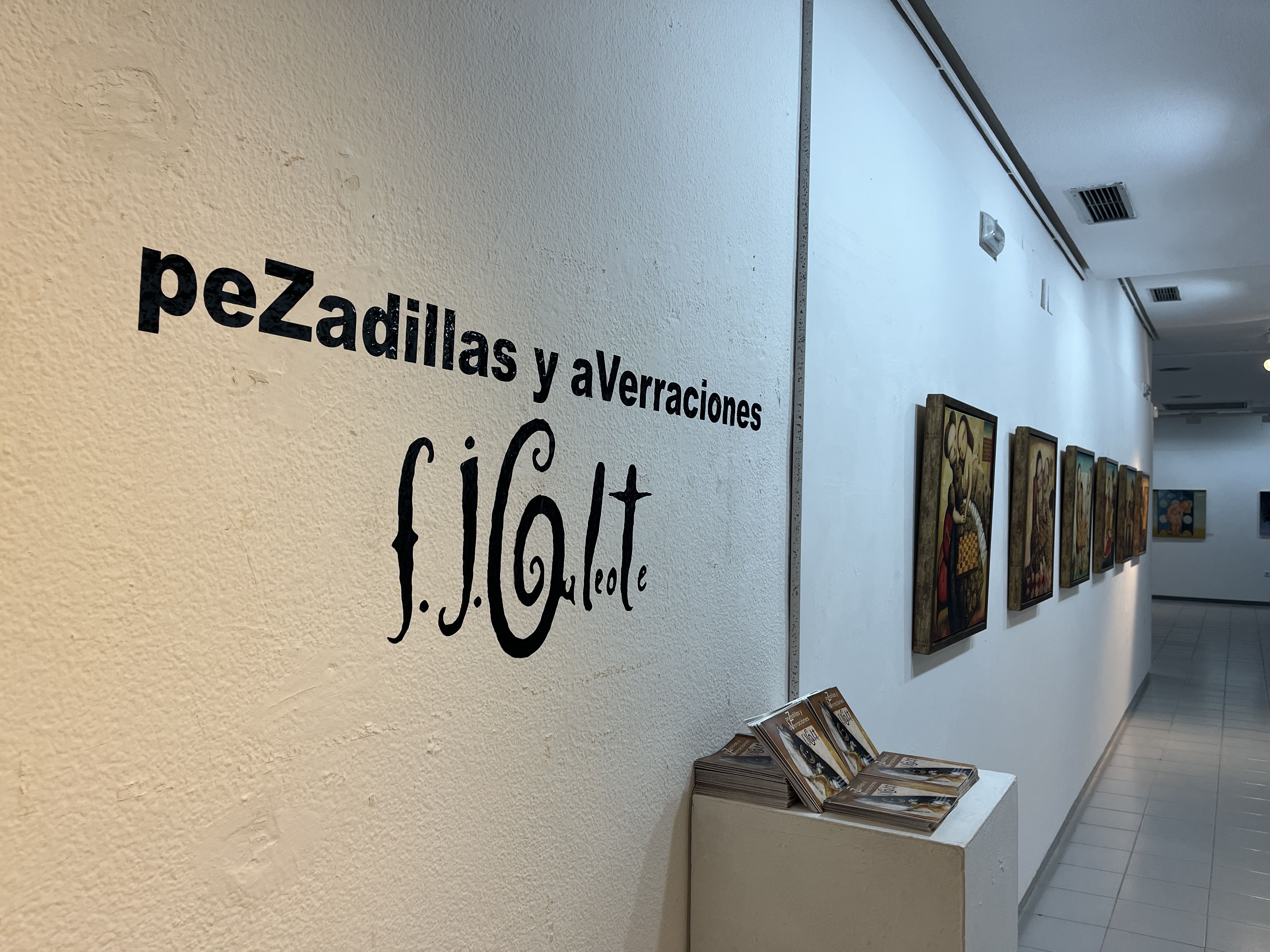 El linense Paco Galeote enseña sus pesadillas en una exposición en la sala Cajasur de Algeciras
