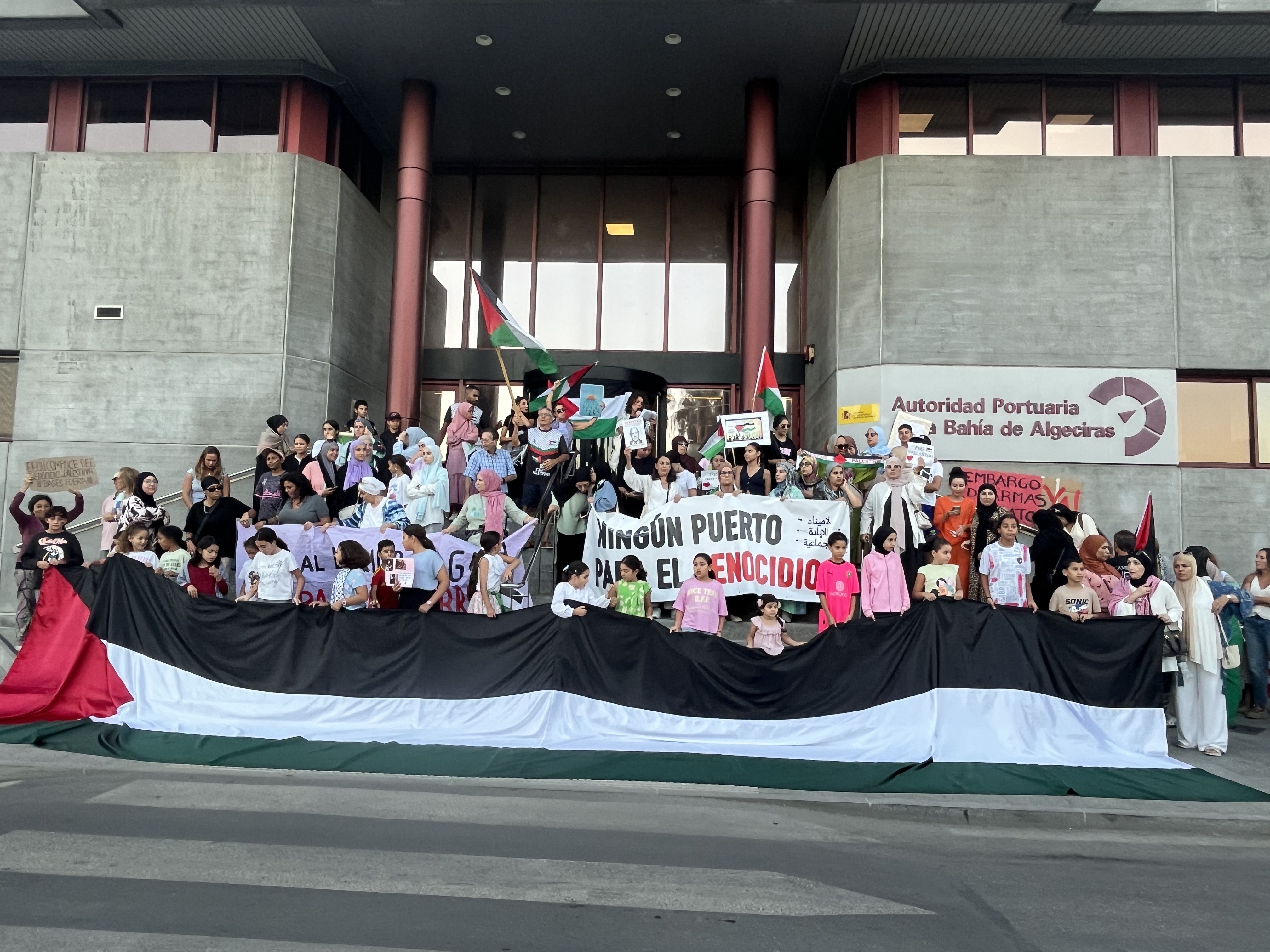 Imagen: B. J./8Directo. Piden el boicot a Israel en las puertas de la Autoridad Portuaria Bahía de Algeciras