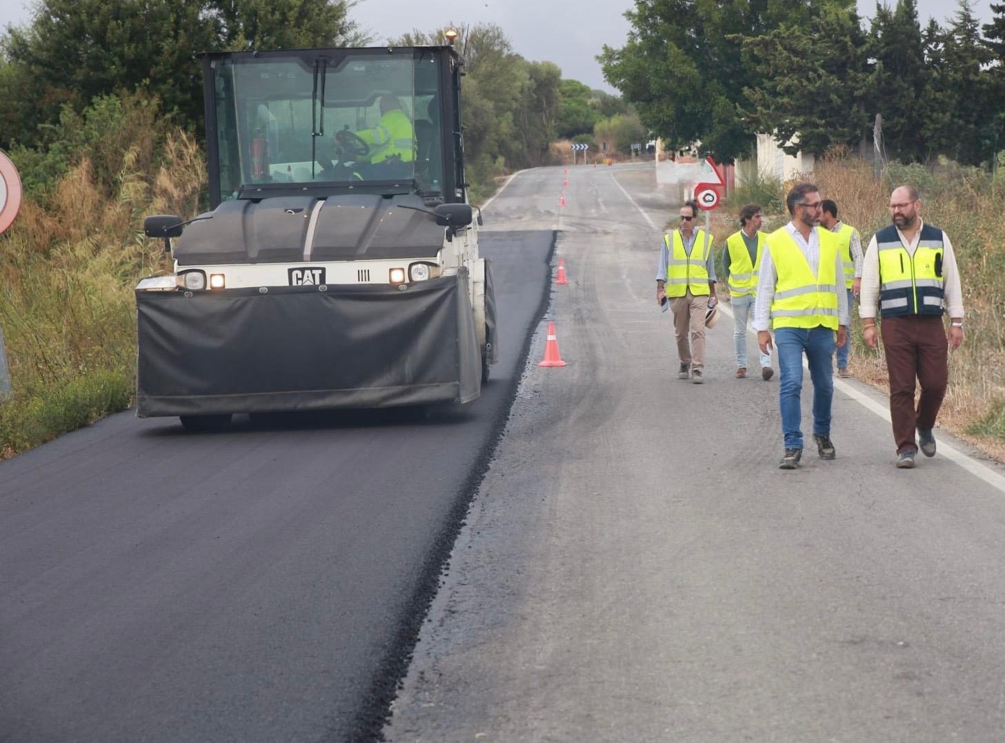 Javier Bello y personal técnico en el asfaltado de la carretera de doña Blanca. Diputación emprende mejoras en el firme de cuatro carreteras del Campo de Gibraltar 