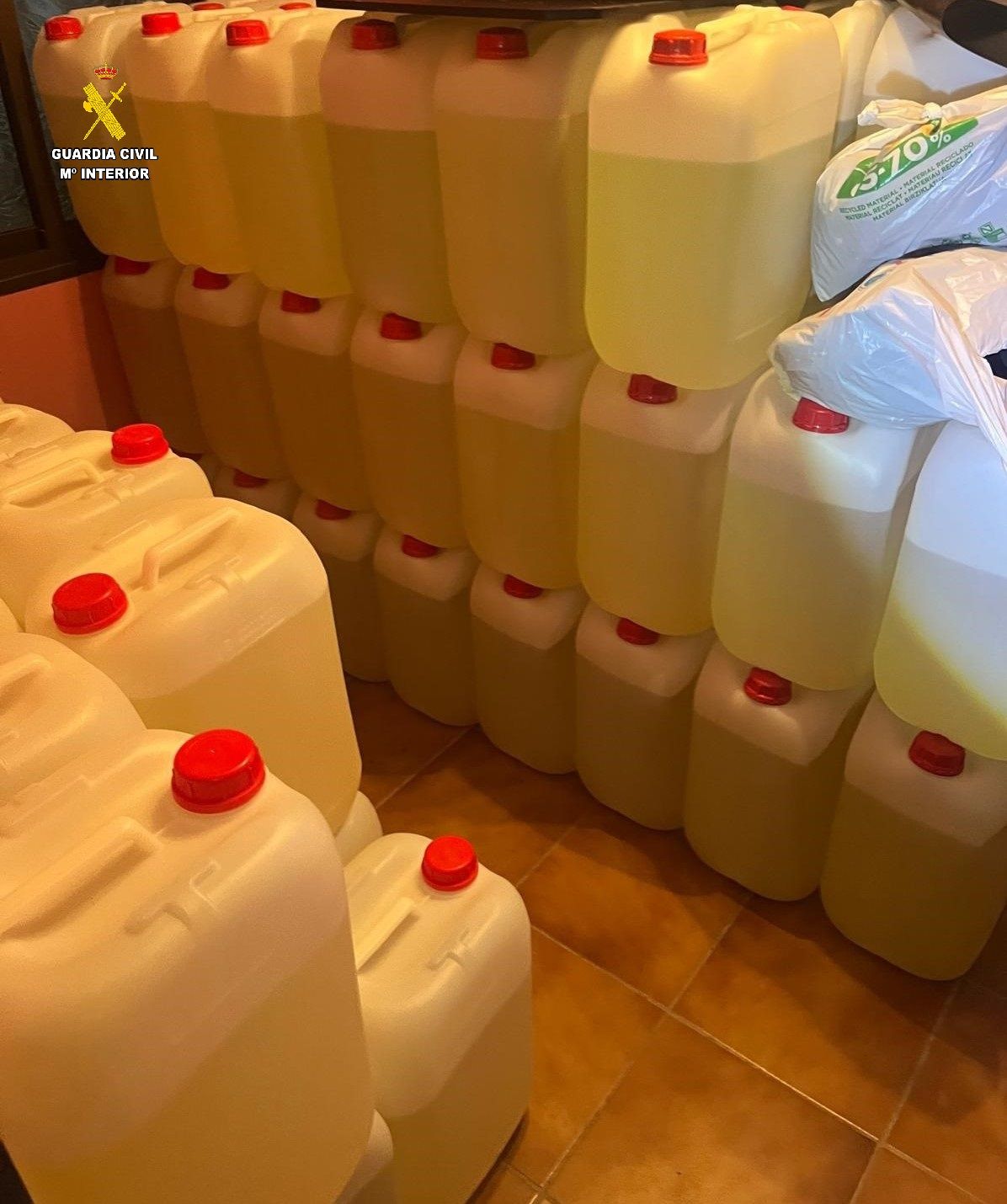 Imagen del almacenamiento de combustible de la red de apoyo logístico a narcolanchas.