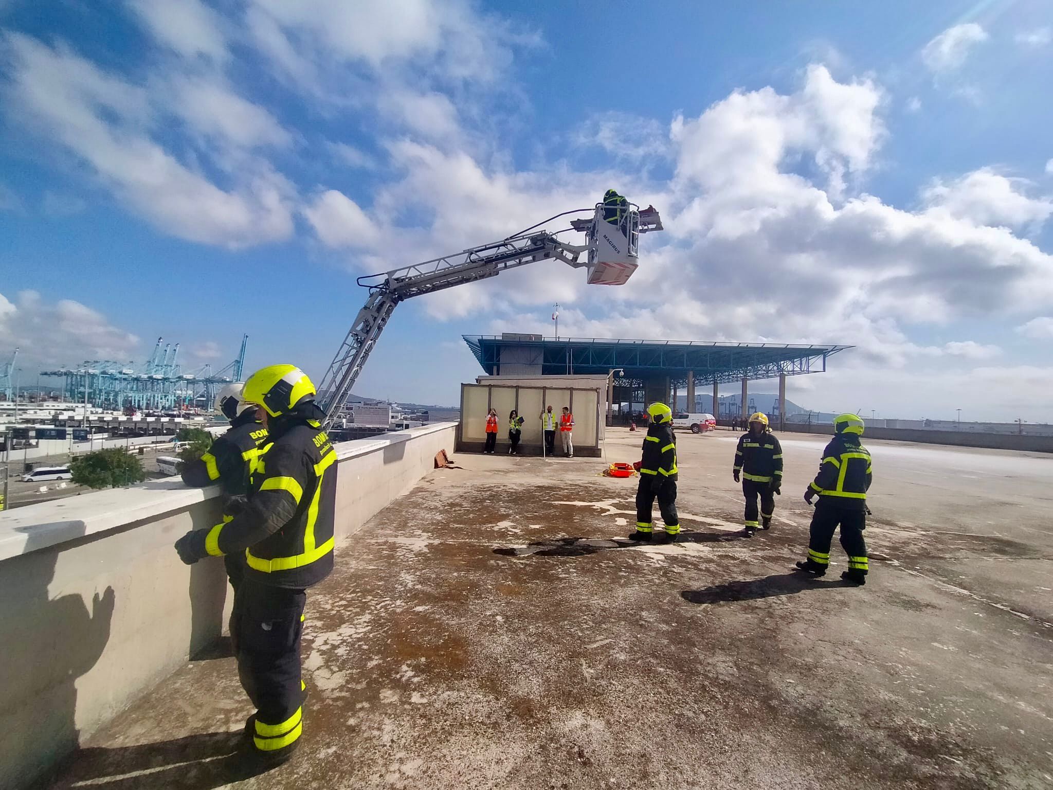 Imagen de bomberos en el simulacro. Un simulacro en el helipuerto de Algeciras recrea un rescate tras colisión de un helicóptero