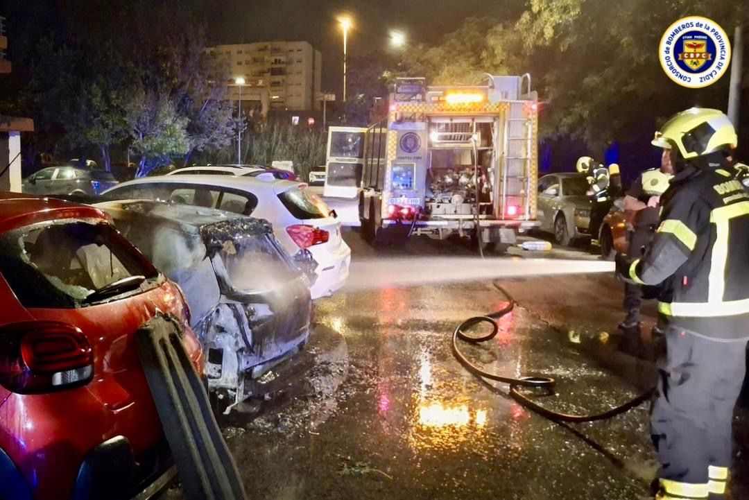 Un incendio en la Avenida Italia de Algeciras afecta a tres vehículos durante la madrugada