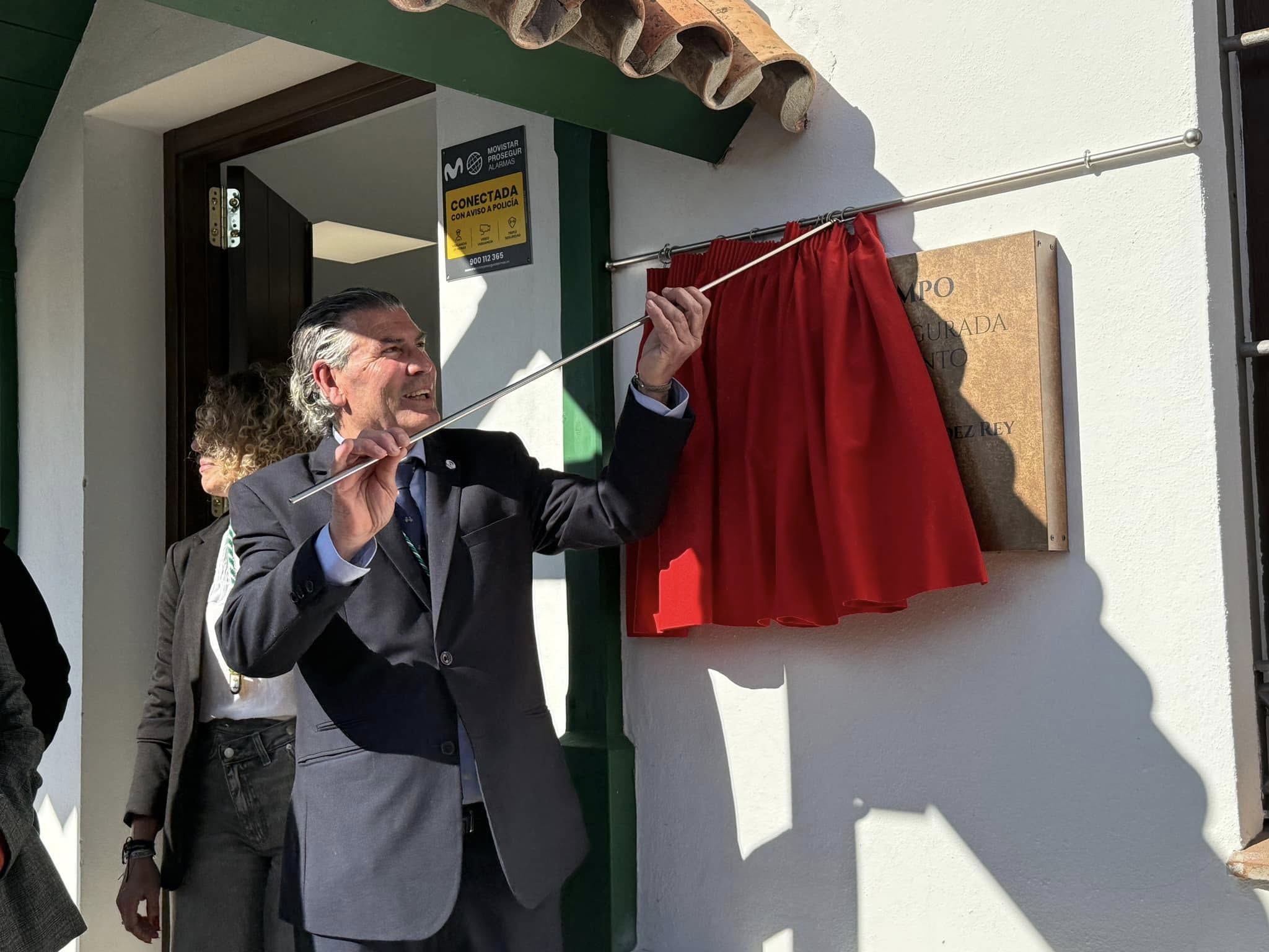 Imagen de archivo del alcalde de Tesorillo, Jesús Fernández, inaugurando la Casita de Campo. 