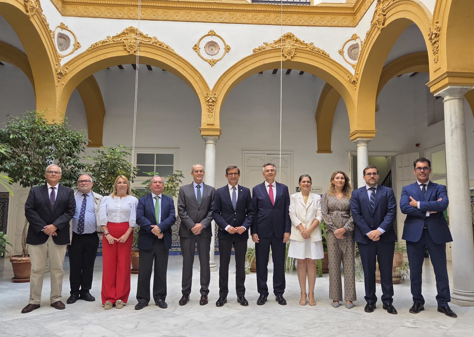 El consejero Jorge Paradela preside la firma de un acuerdo entre AIQBE y AGI. Las industrias del Campo de Gibraltar y de Huelva colaboran para avanzar en competitividad y sostenibilidad 