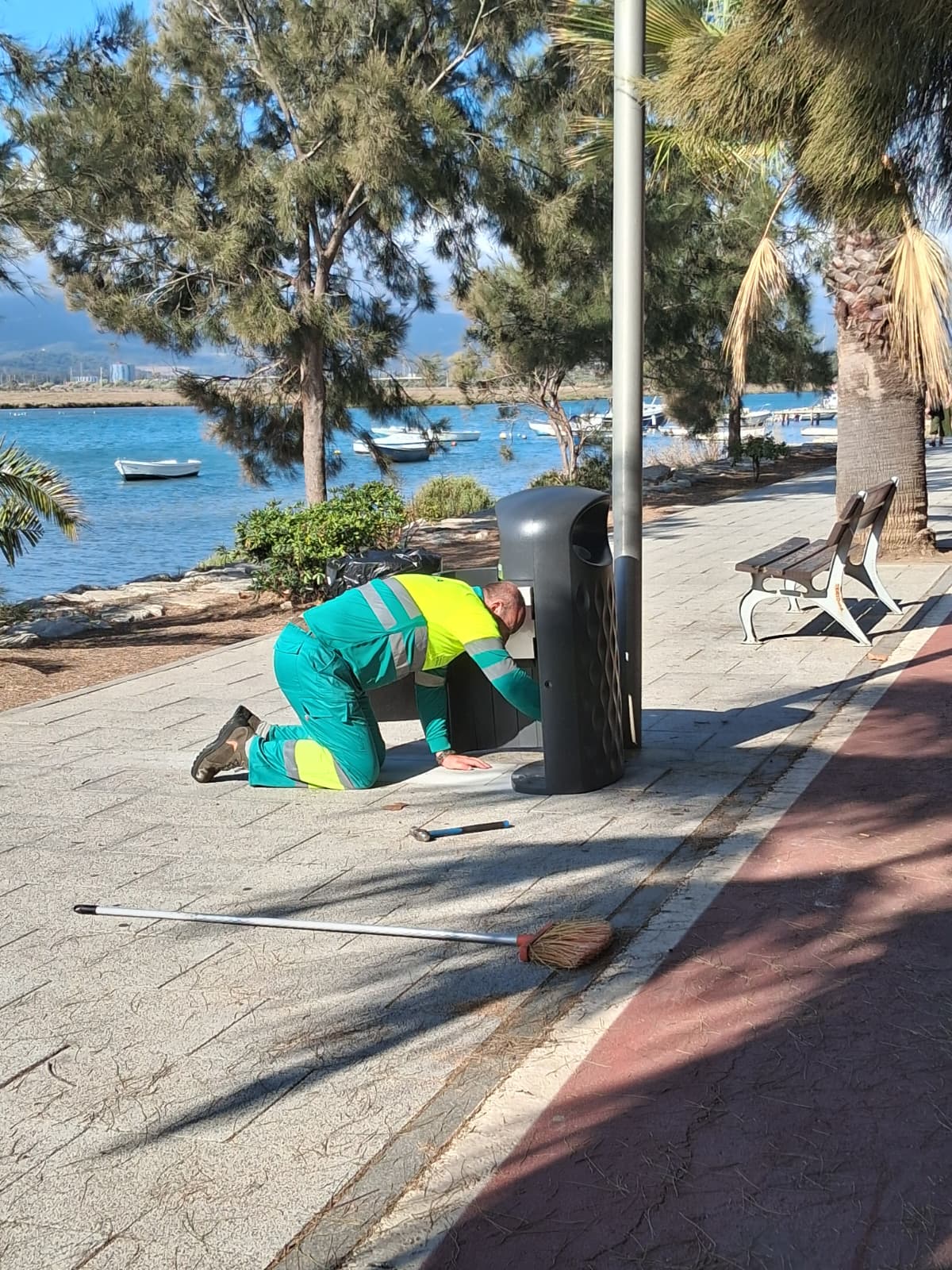 El Ayuntamiento de Los Barrios instala 21 nuevas papeleras en el paseo marítimo de Palmones