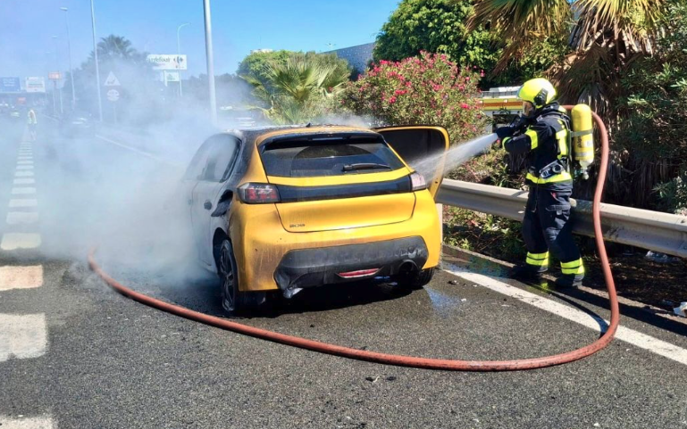 Un coche se incendia en la A-7 a la altura de Palmones sin causar heridos
