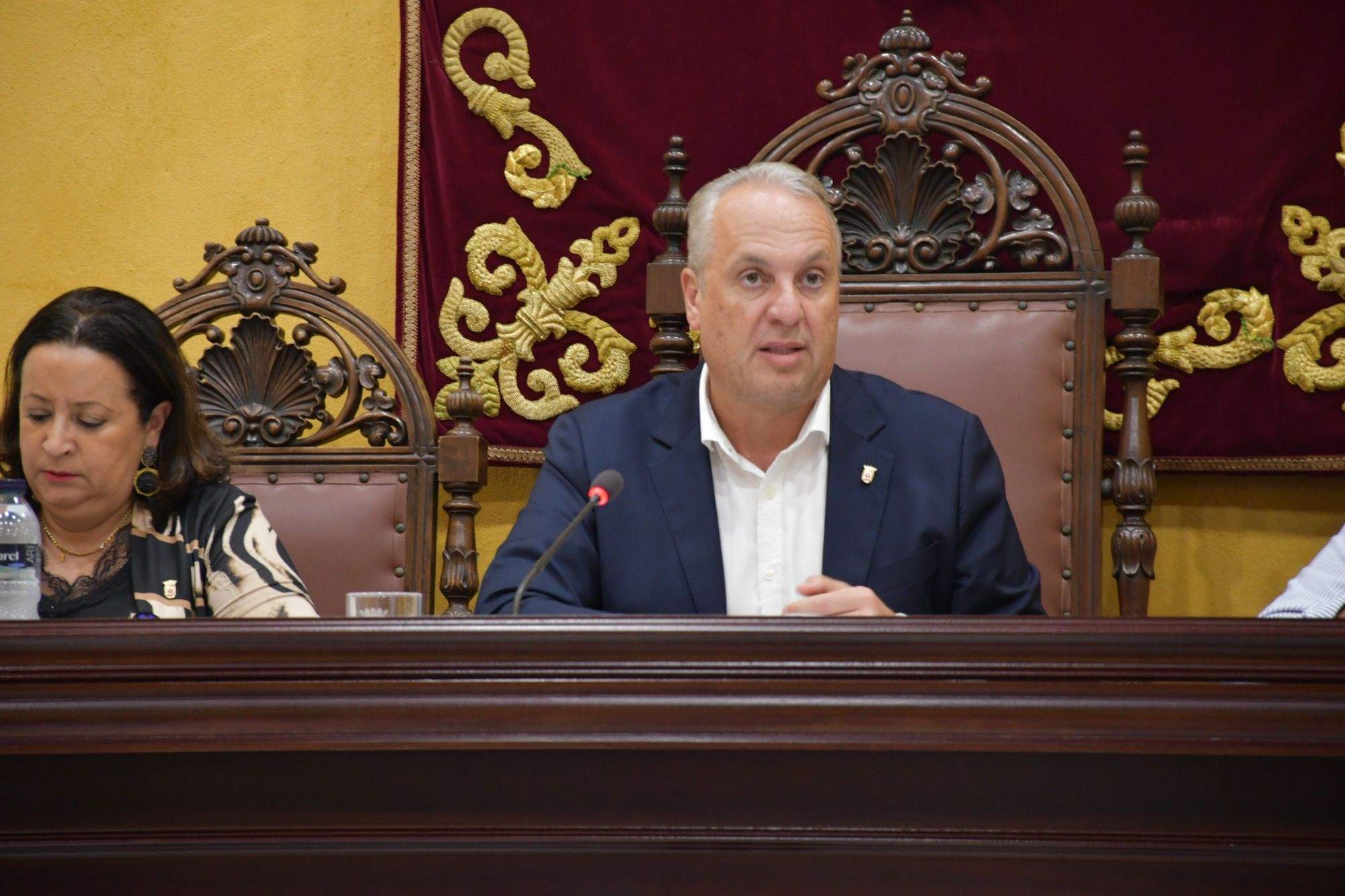 El alcalde de San Roque, Juan Carlos Ruiz Boix, en el pleno de octubre. San Roque superará por primera vez los 100 millones de euros en su presupuesto municipal de 2026