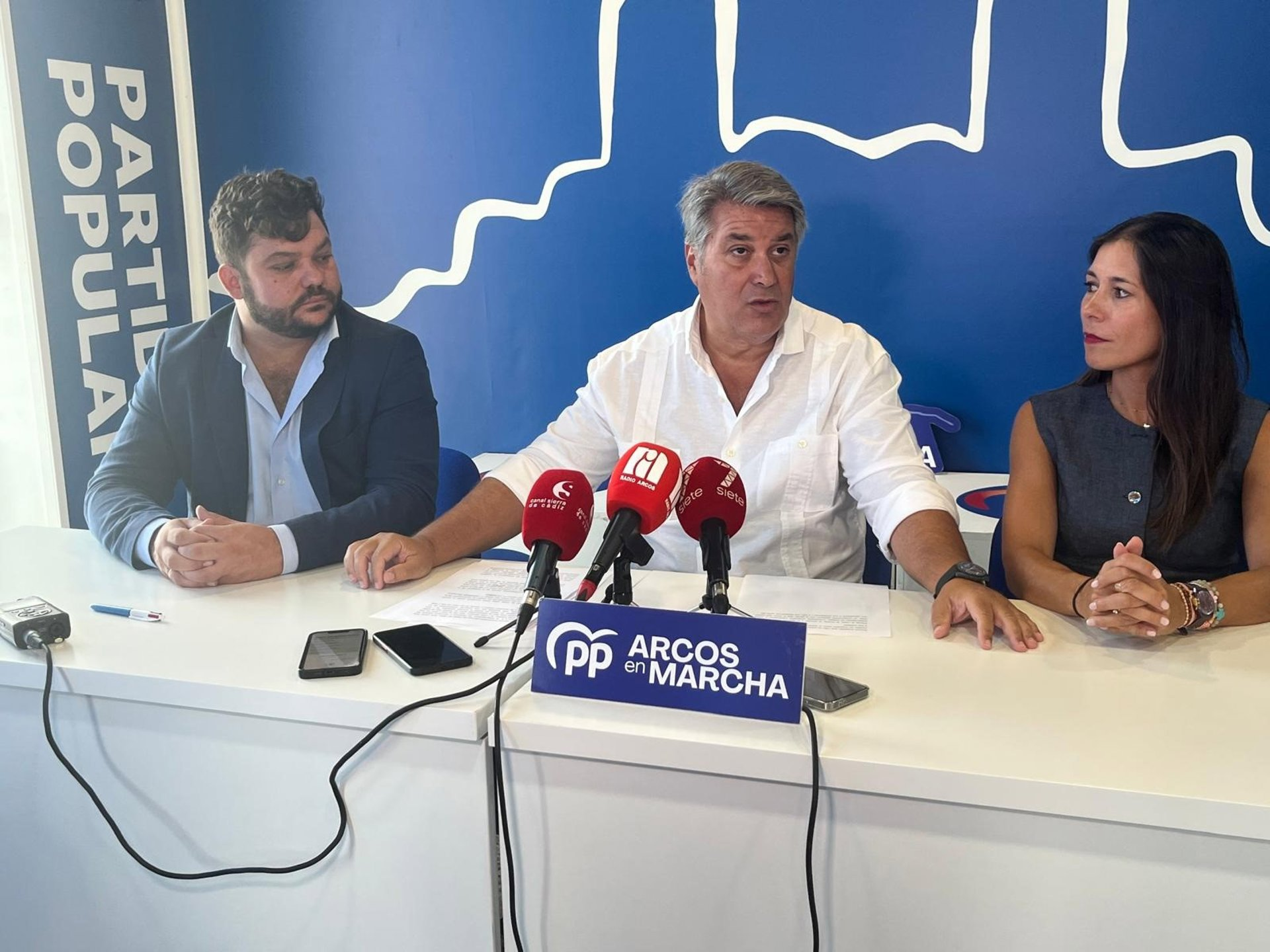 El vicesecretario de Organización del PP de Andalucía, Nacho Romaní, junto al presidente local del PP de Arcos y alcalde de esta localidad, Miguel Rodríguez, en rueda de prensa.