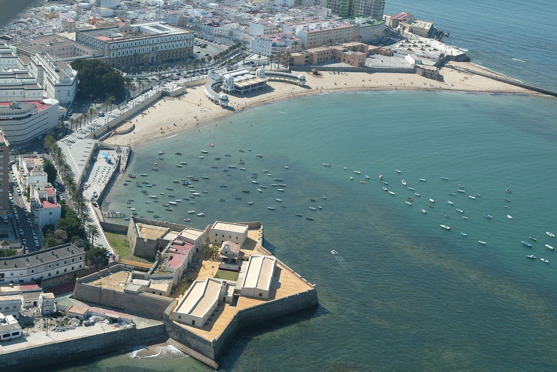  Vista aérea de la playa de la Caleta y el Baluarte del Orejón - AYTO DE CÁDIZ