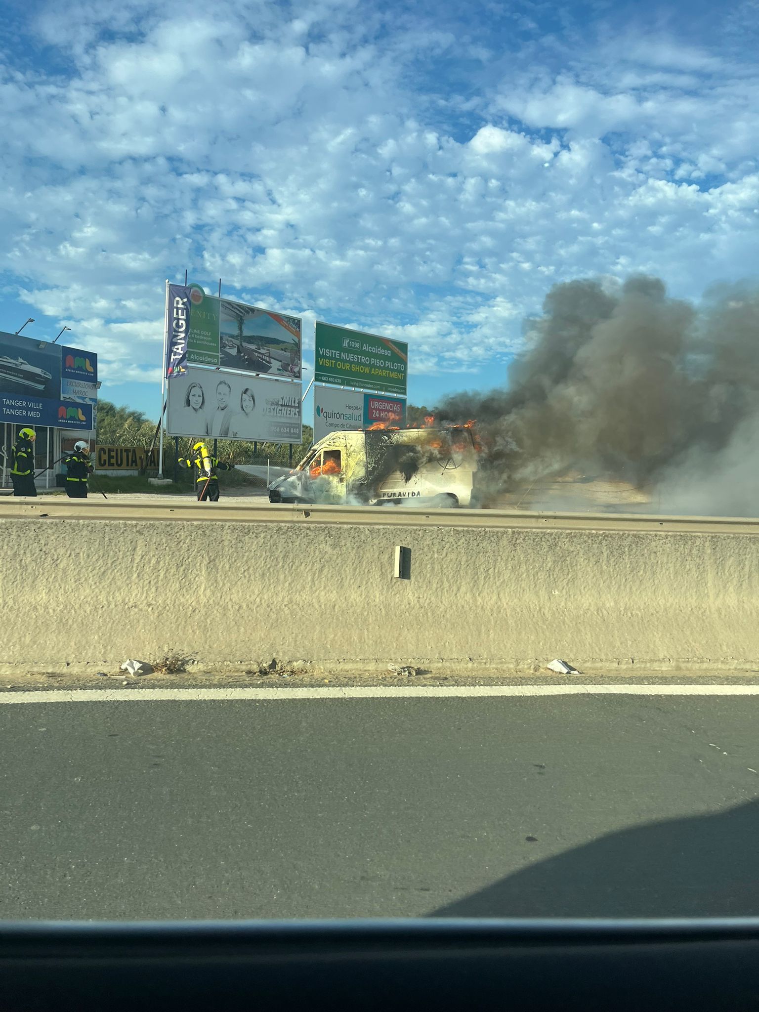 Incendio vehículo en Torreguadiaro.