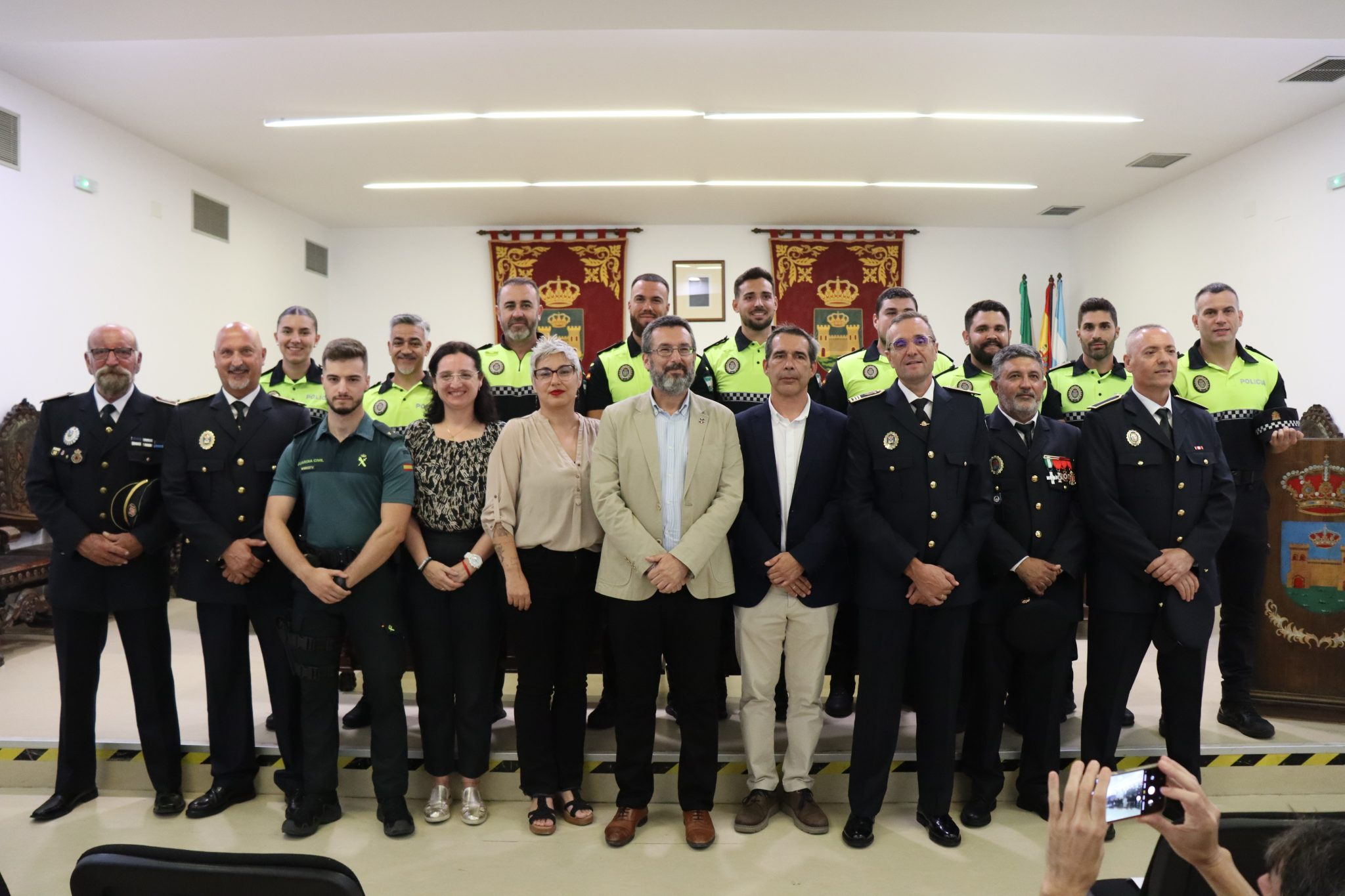 Juan Franco junto a los nueve nuevos agentes. Foto: Ayuntamiento de La Línea.