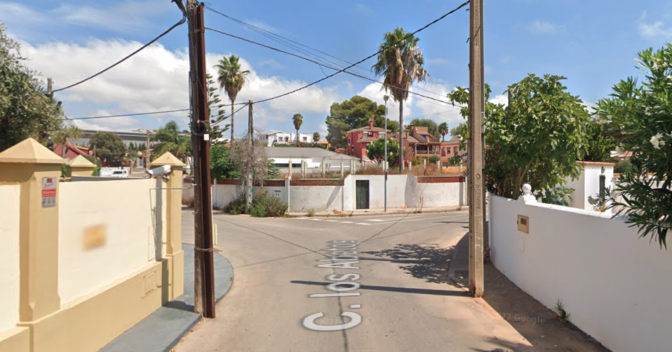 La calle Los Abetos, en la Colonia San Miguel. La rotura de una tubería deja sin agua a algunas calles de la Colonia San Miguel