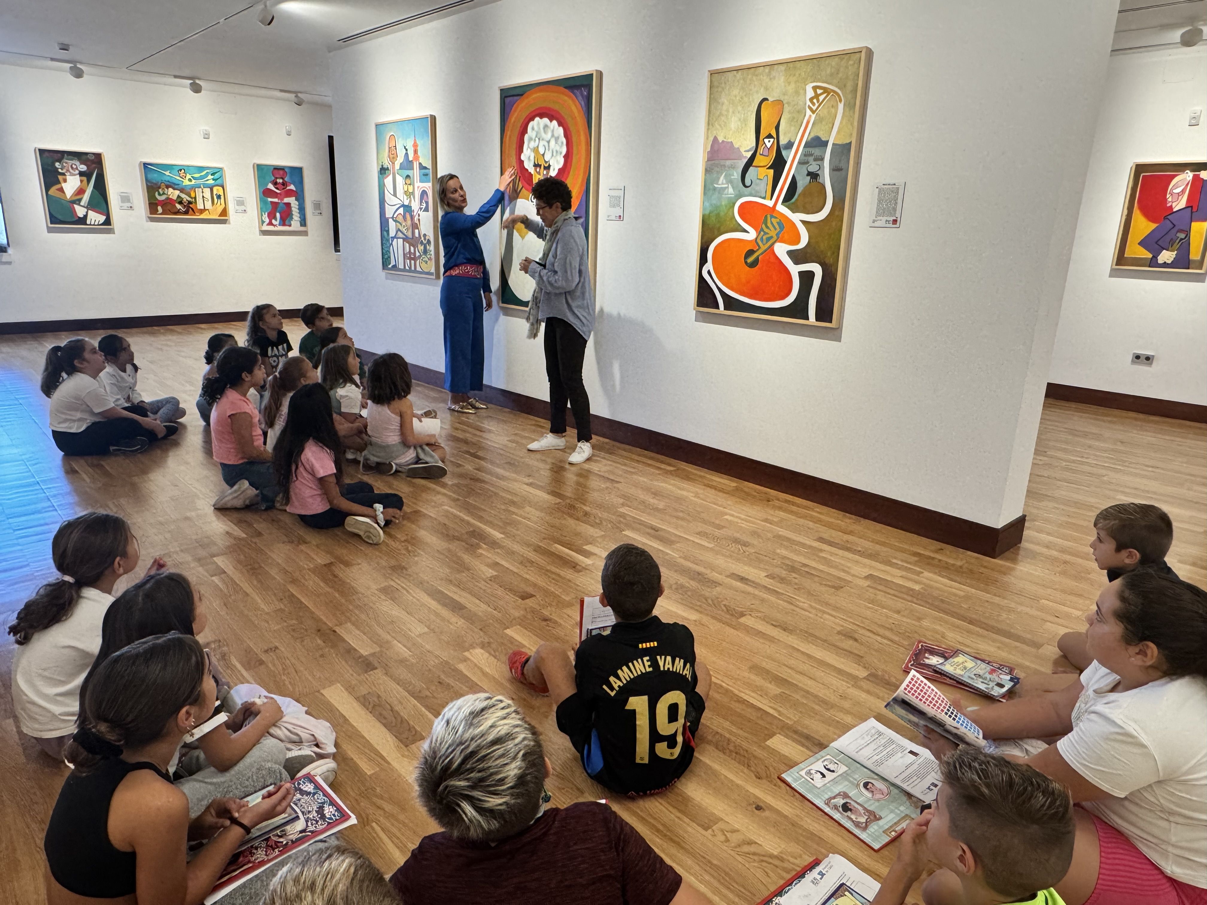 San Roque enseña a alumnos de primaria el arte y el patrimonio del municipio a través de una ruta