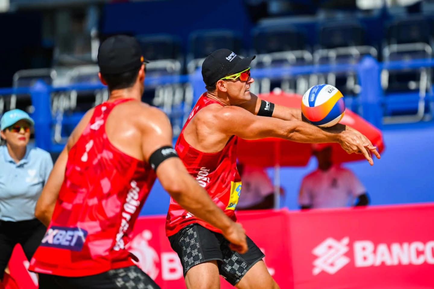 El deportista sanroqueño Adrián Gavira se sitúa en el top 10 en el Challenge de vóley en México