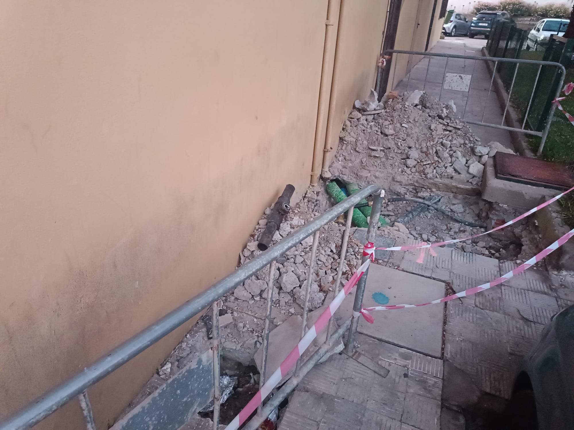 Imagen de Izquierda Unida. Vecinos de la Bajadilla denuncian una obra de Emalgesa a medio terminar desde hace dos meses